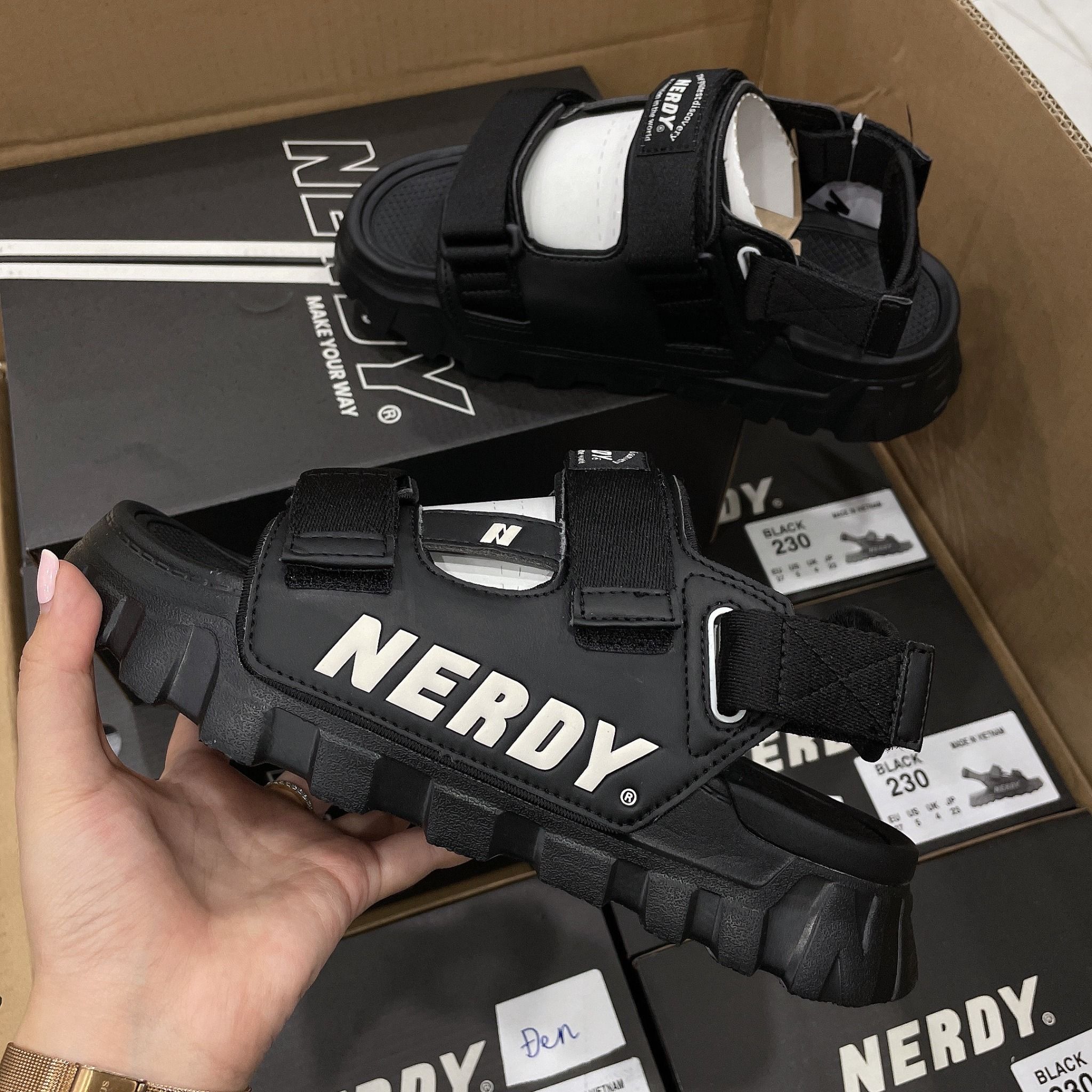 1116 - HÀNG CHÍNH HÃNG - Giày Sandal Nerdy - Đen Logo Trắng - Code : PNEU22AE03602