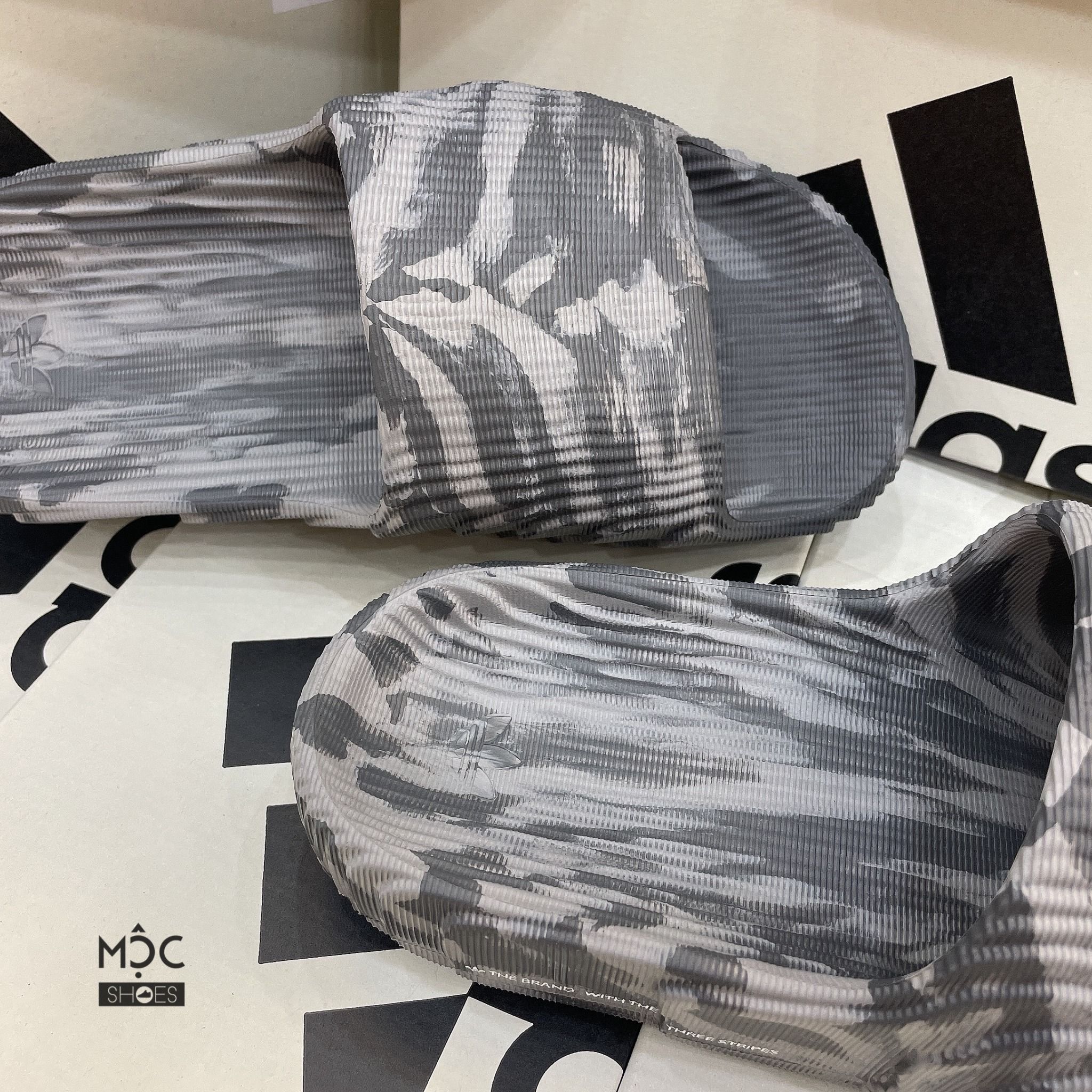 1122 - HÀNG CHÍNH HÃNG - DÉP ADIDAS 22 - BẬC THANG * MÀU XÁM ĐẬM LOANG *