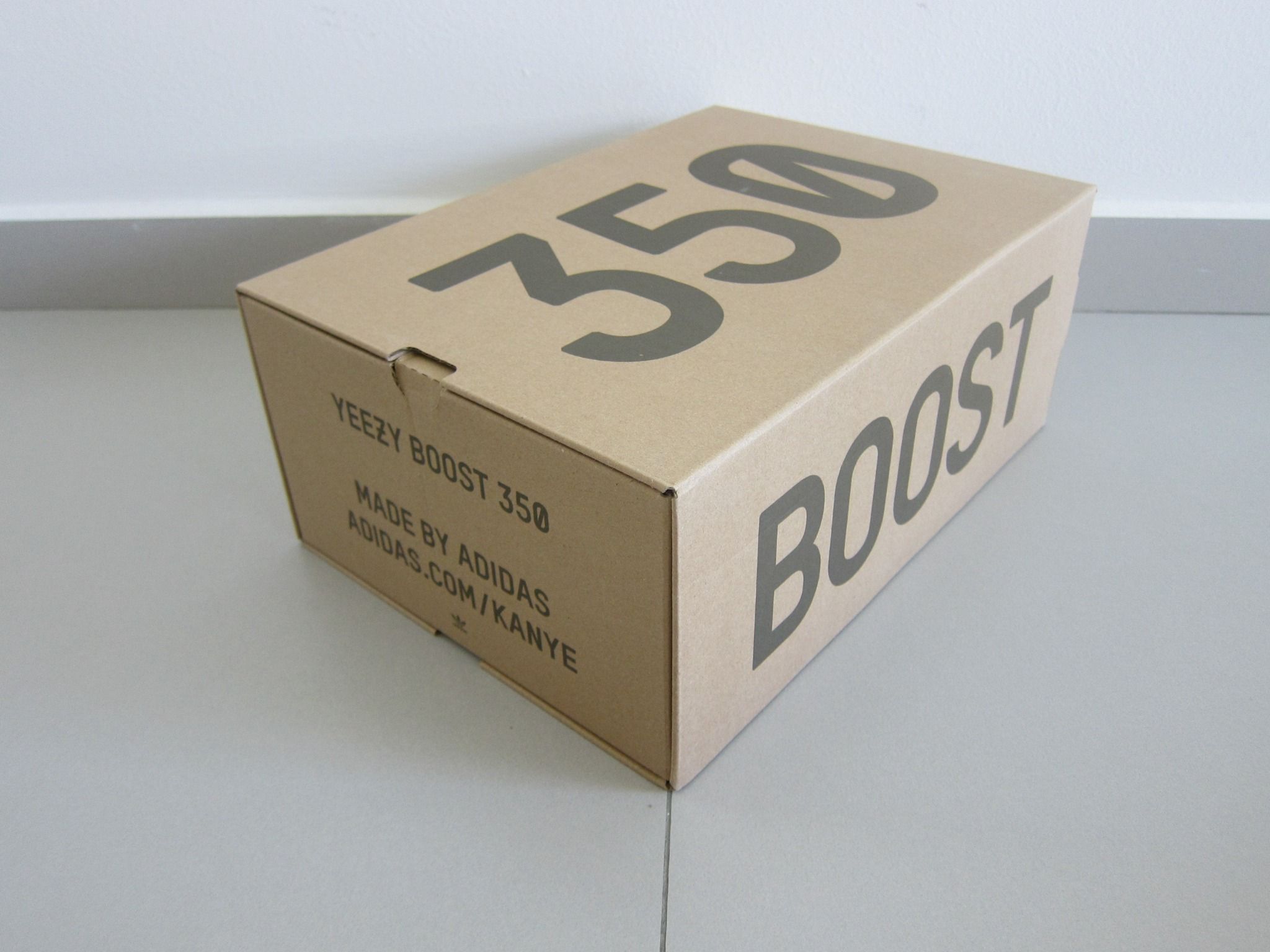 1157 - HÀNG CHÍNH HÃNG - HỘP ĐỰNG GIÀY THỂ THAO YEEZY 350 BOOST SNEAKERS * AUTHENTIC *