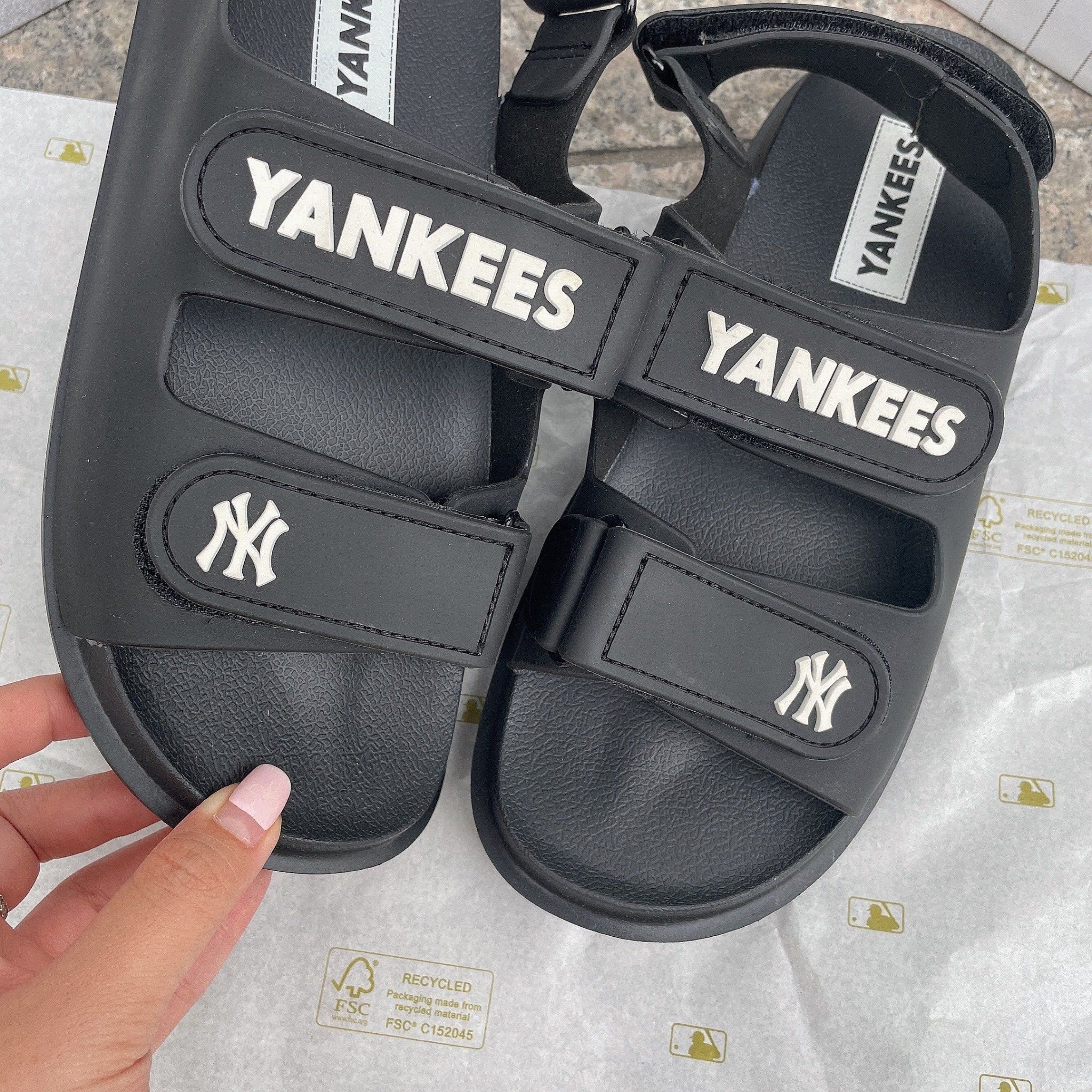 1194 - HÀNG CHÍNH HÃNG - GIÀY SANDAL MLB KID - NEW YORK YANKEES - ĐEN - CODE : 7ASDB0333-50BKS