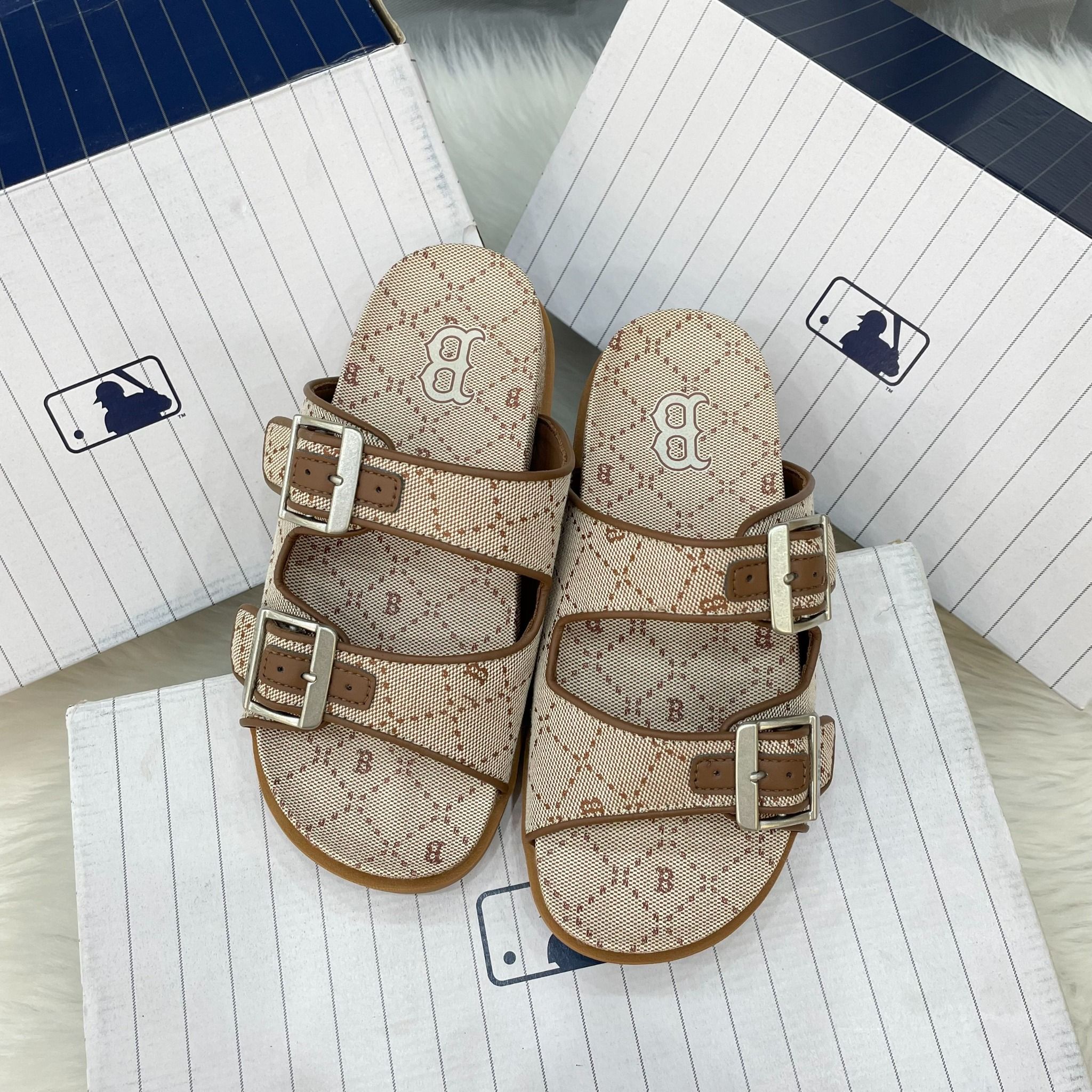  1212 - HÀNG CHÍNH HÃNG -  Dép Sandal MLB - Double Slide Jacquard Diamond Monogram Boston Red Sox *Màu Beige* - CODE: 3ALPCTM33-43BGS 