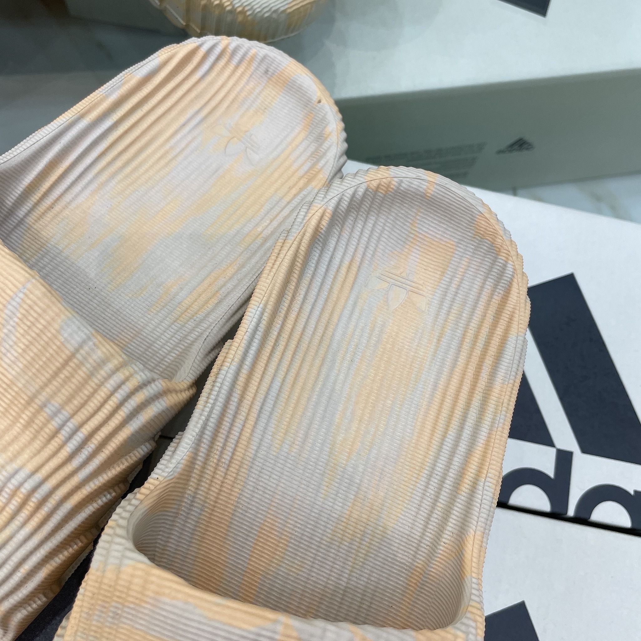 1216 - HÀNG CHÍNH HÃNG - DÉP ADIDAS 22 - BẬC THANG * MÀU VÀNG LOANG *