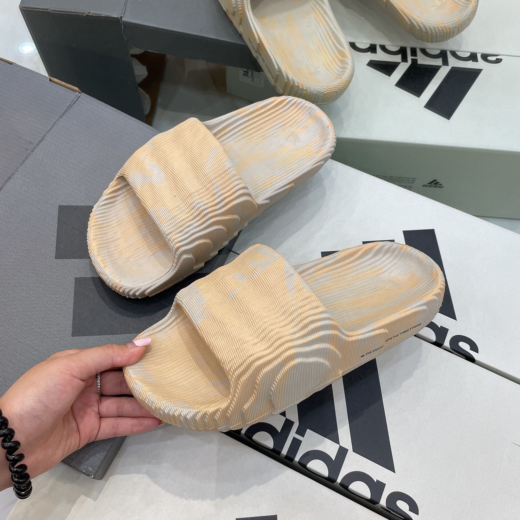 1216 - HÀNG CHÍNH HÃNG - DÉP ADIDAS 22 - BẬC THANG * MÀU VÀNG LOANG *