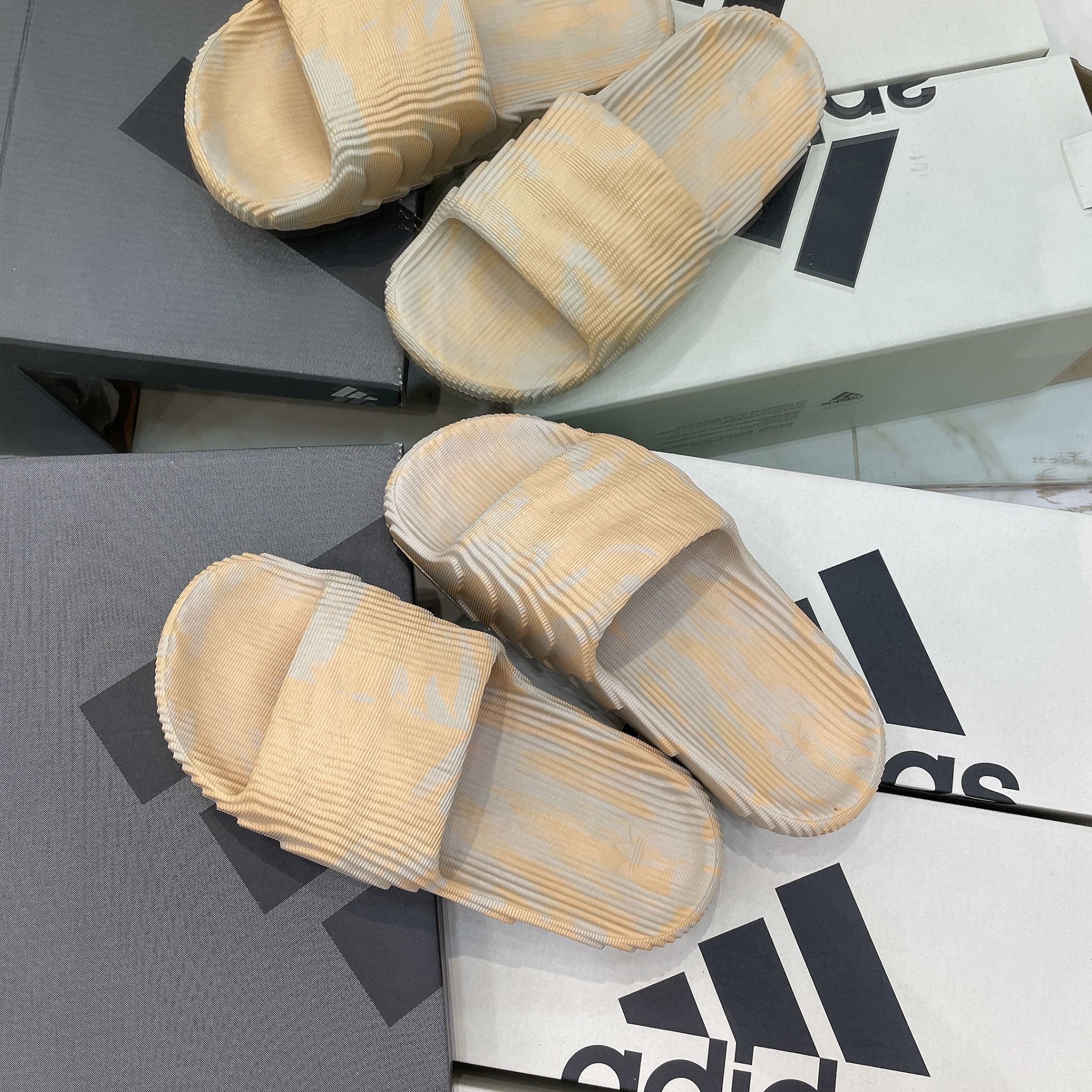 1216 - HÀNG CHÍNH HÃNG - DÉP ADIDAS 22 - BẬC THANG * MÀU VÀNG LOANG *
