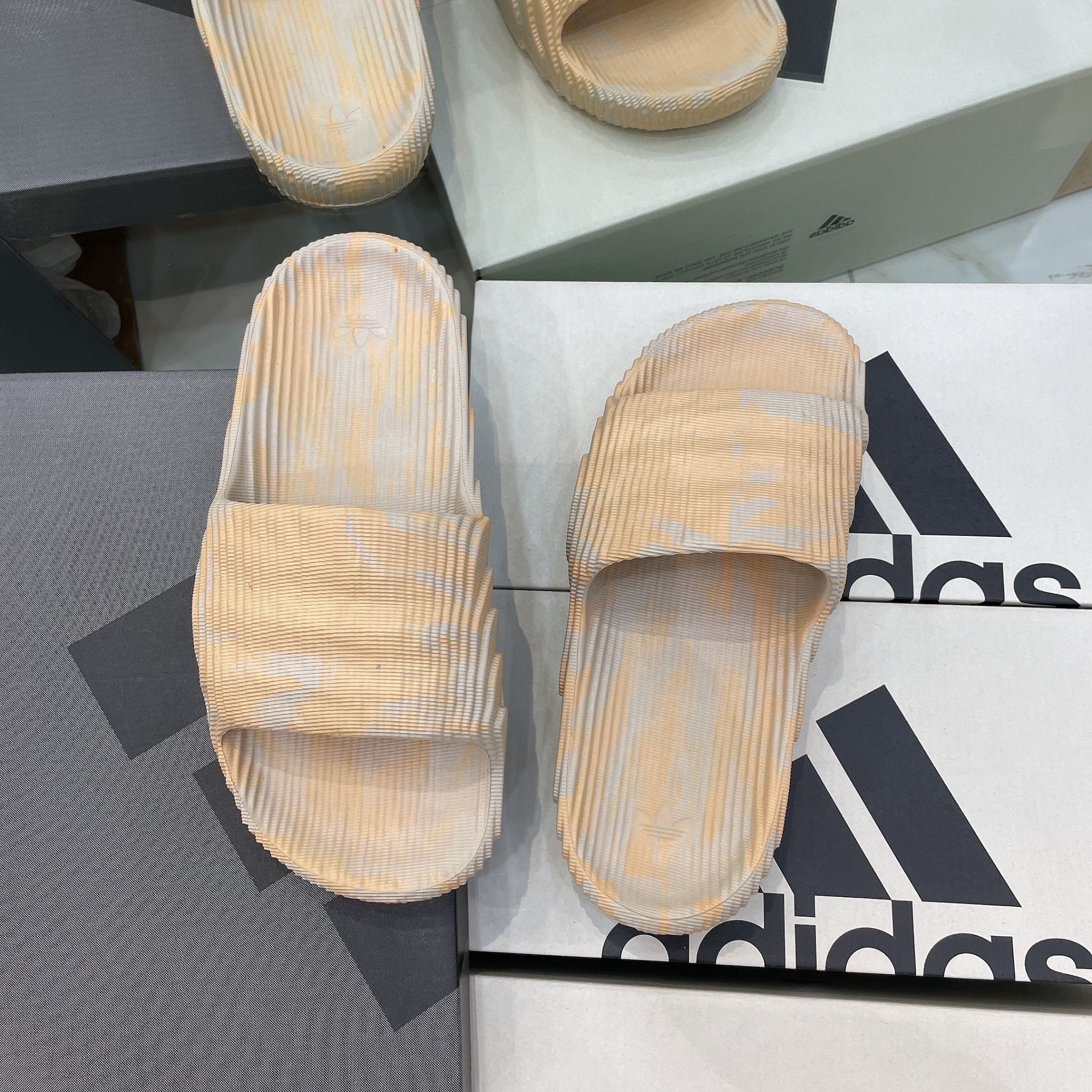 1216 - HÀNG CHÍNH HÃNG - DÉP ADIDAS 22 - BẬC THANG * MÀU VÀNG LOANG *