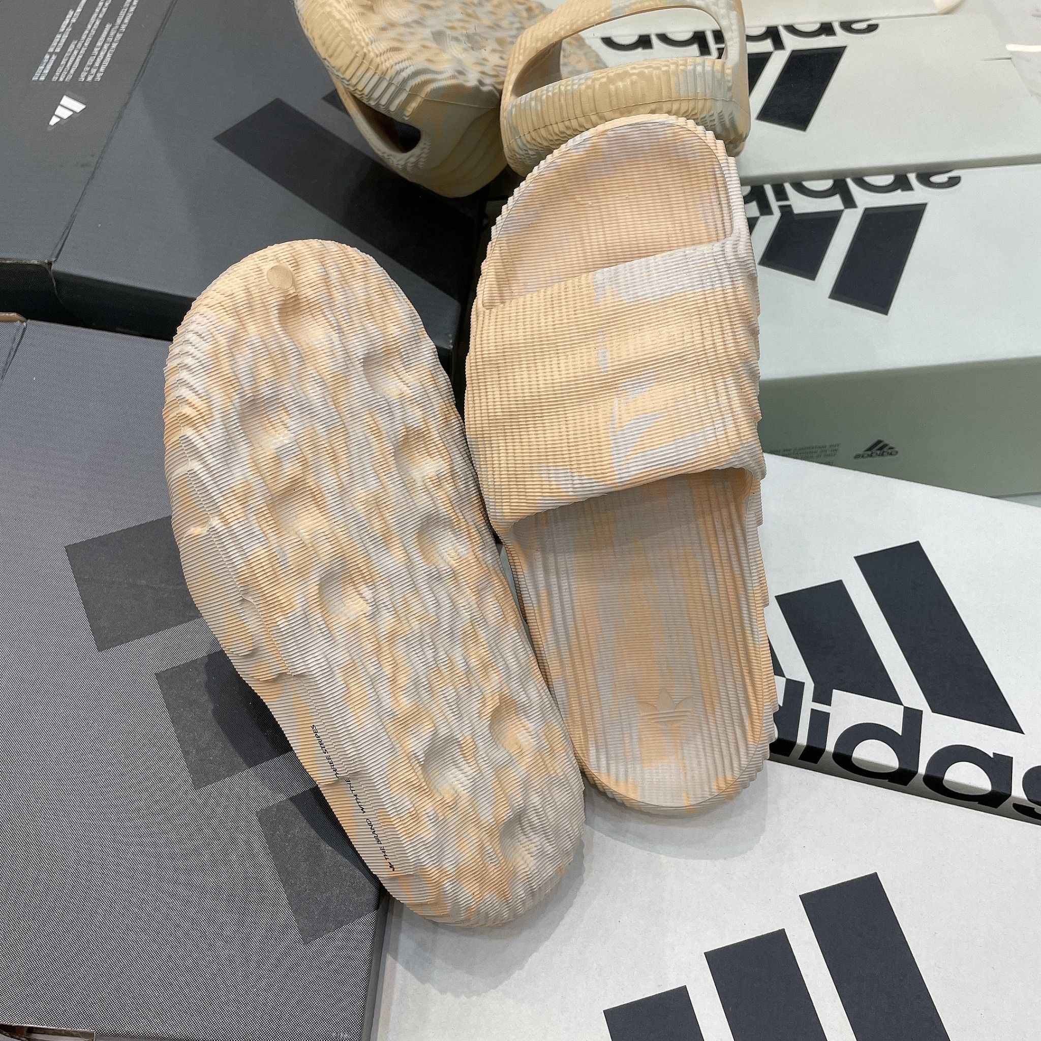 1216 - HÀNG CHÍNH HÃNG - DÉP ADIDAS 22 - BẬC THANG * MÀU VÀNG LOANG *