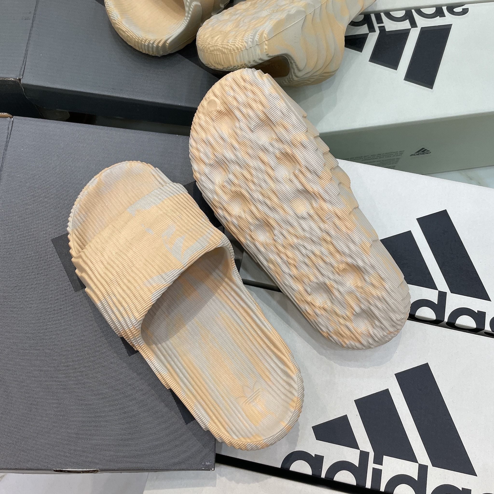  1216 - HÀNG CHÍNH HÃNG - DÉP ADIDAS 22 - BẬC THANG * MÀU VÀNG LOANG * 