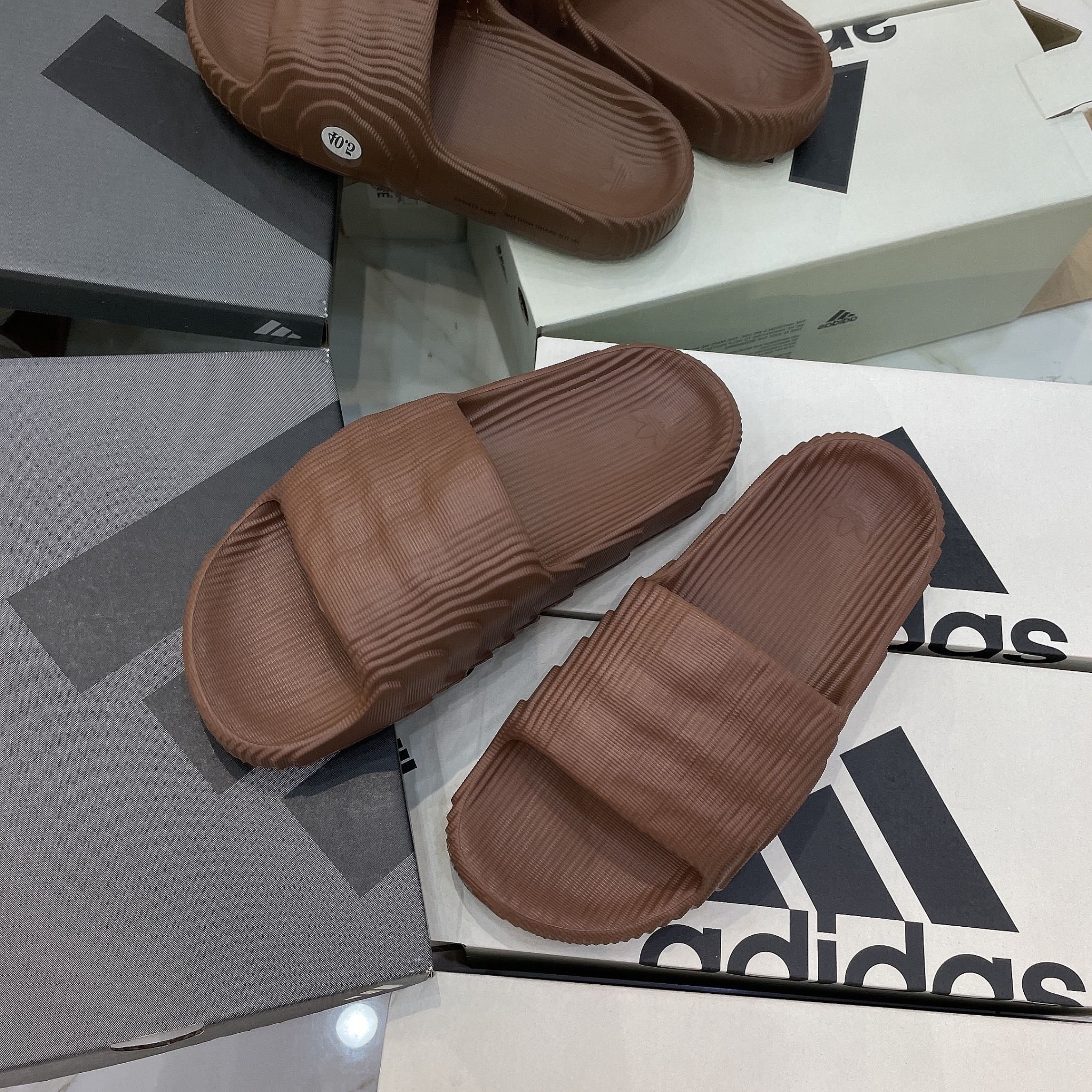  1217 - HÀNG CHÍNH HÃNG - DÉP ADIDAS 22 - BẬC THANG * MÀU NÂU SOCOLA * 