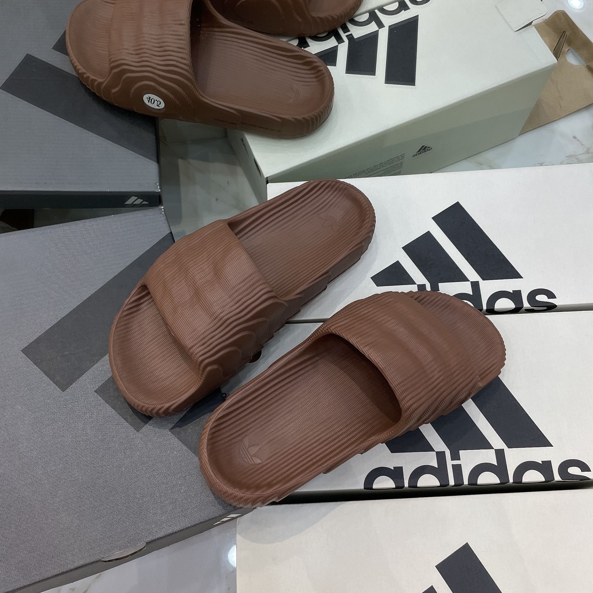  1217 - HÀNG CHÍNH HÃNG - DÉP ADIDAS 22 - BẬC THANG * MÀU NÂU SOCOLA * 