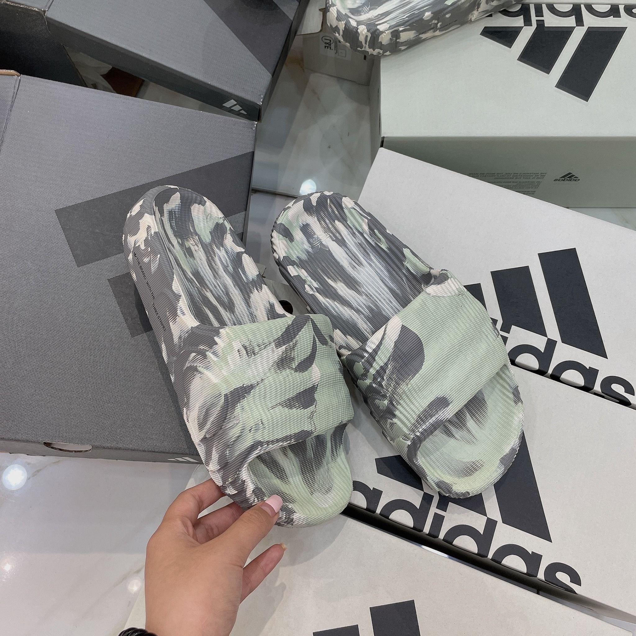 1218 - HÀNG CHÍNH HÃNG - DÉP ADIDAS 22 - BẬC THANG * MÀU TAM THỂ *