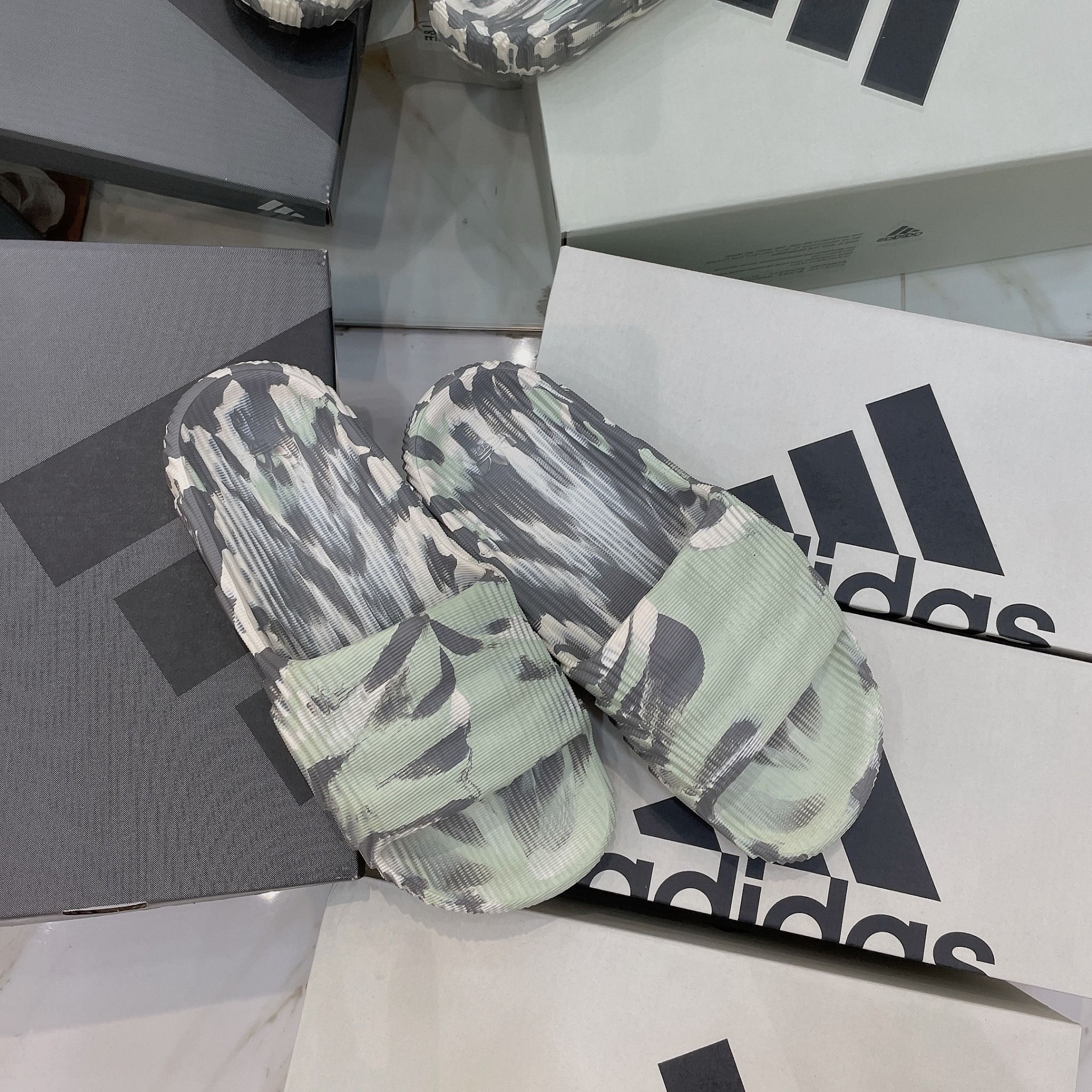 1218 - HÀNG CHÍNH HÃNG - DÉP ADIDAS 22 - BẬC THANG * MÀU TAM THỂ *