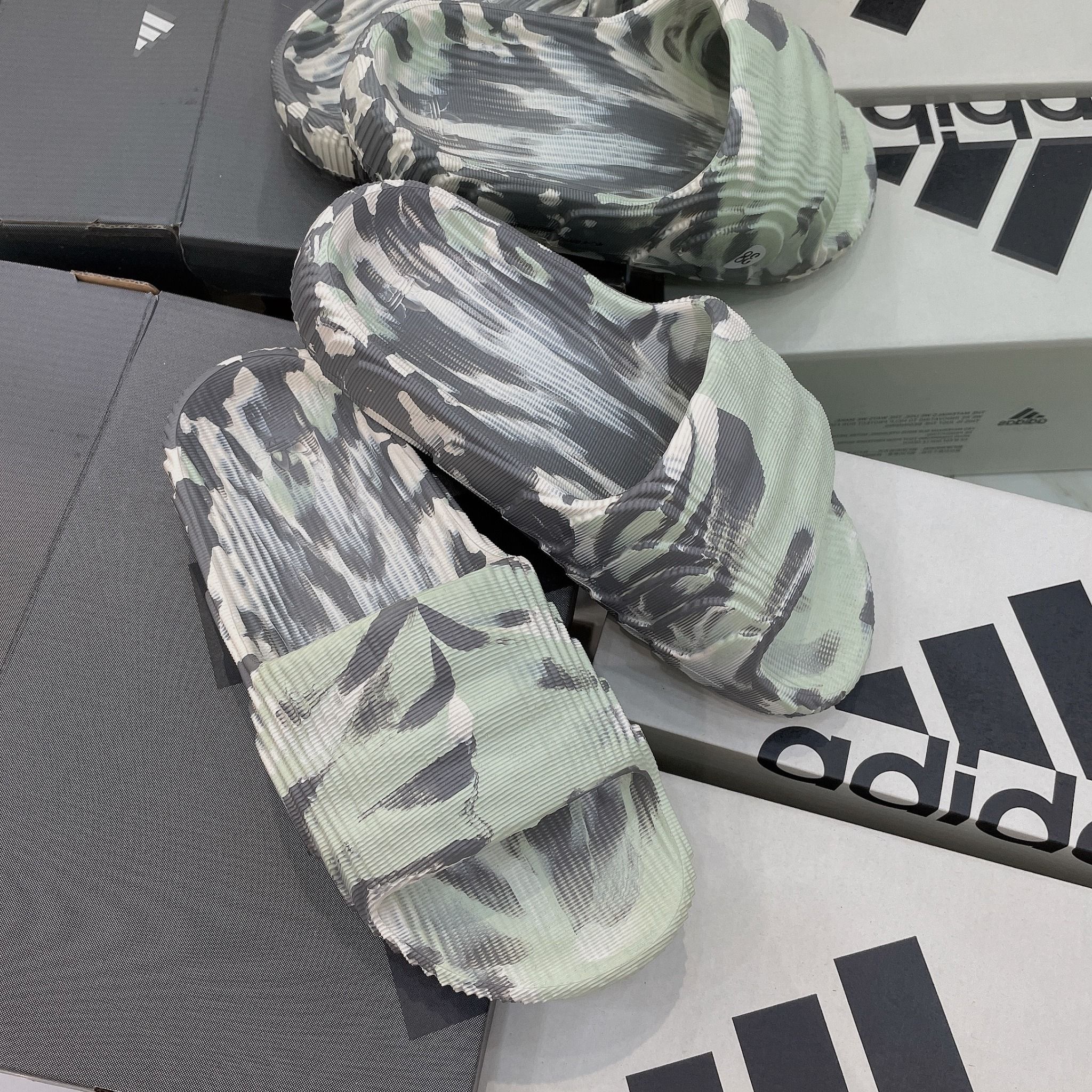 1218 - HÀNG CHÍNH HÃNG - DÉP ADIDAS 22 - BẬC THANG * MÀU TAM THỂ *