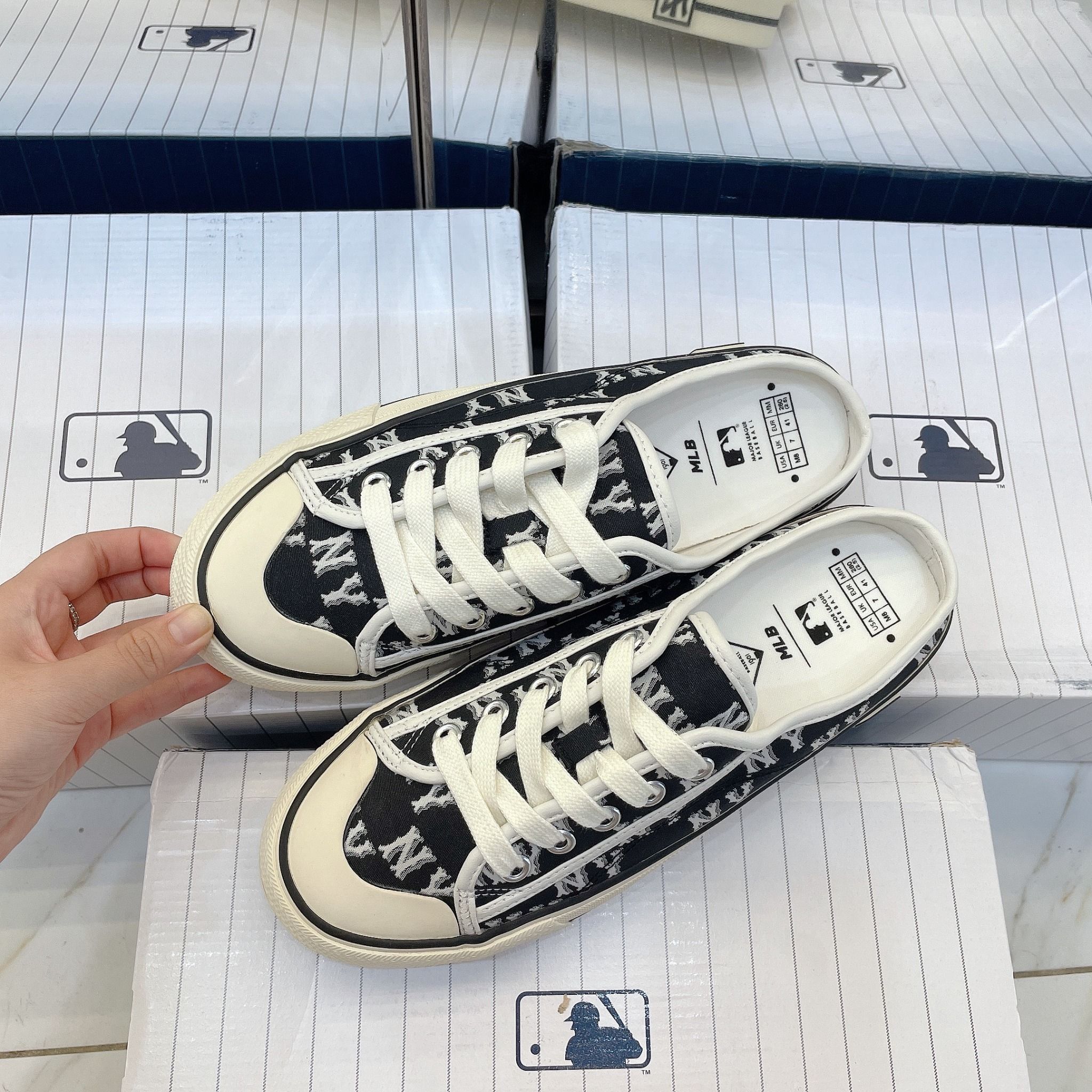 1234 - HÀNG CHÍNH HÃNG - GIÀY MULE MLB DIA MONOGRAM - ĐEN - CODE : 3AMUPBM3N - 50BKS