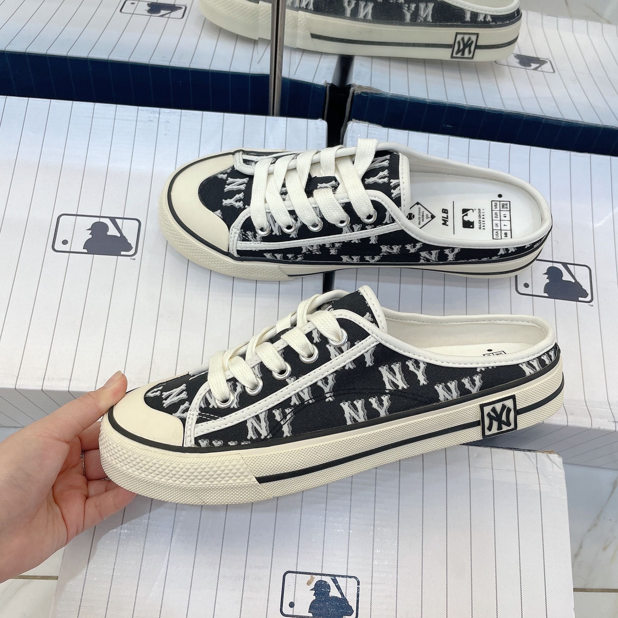 1234 - HÀNG CHÍNH HÃNG - GIÀY MULE MLB DIA MONOGRAM - ĐEN - CODE : 3AMUPBM3N - 50BKS