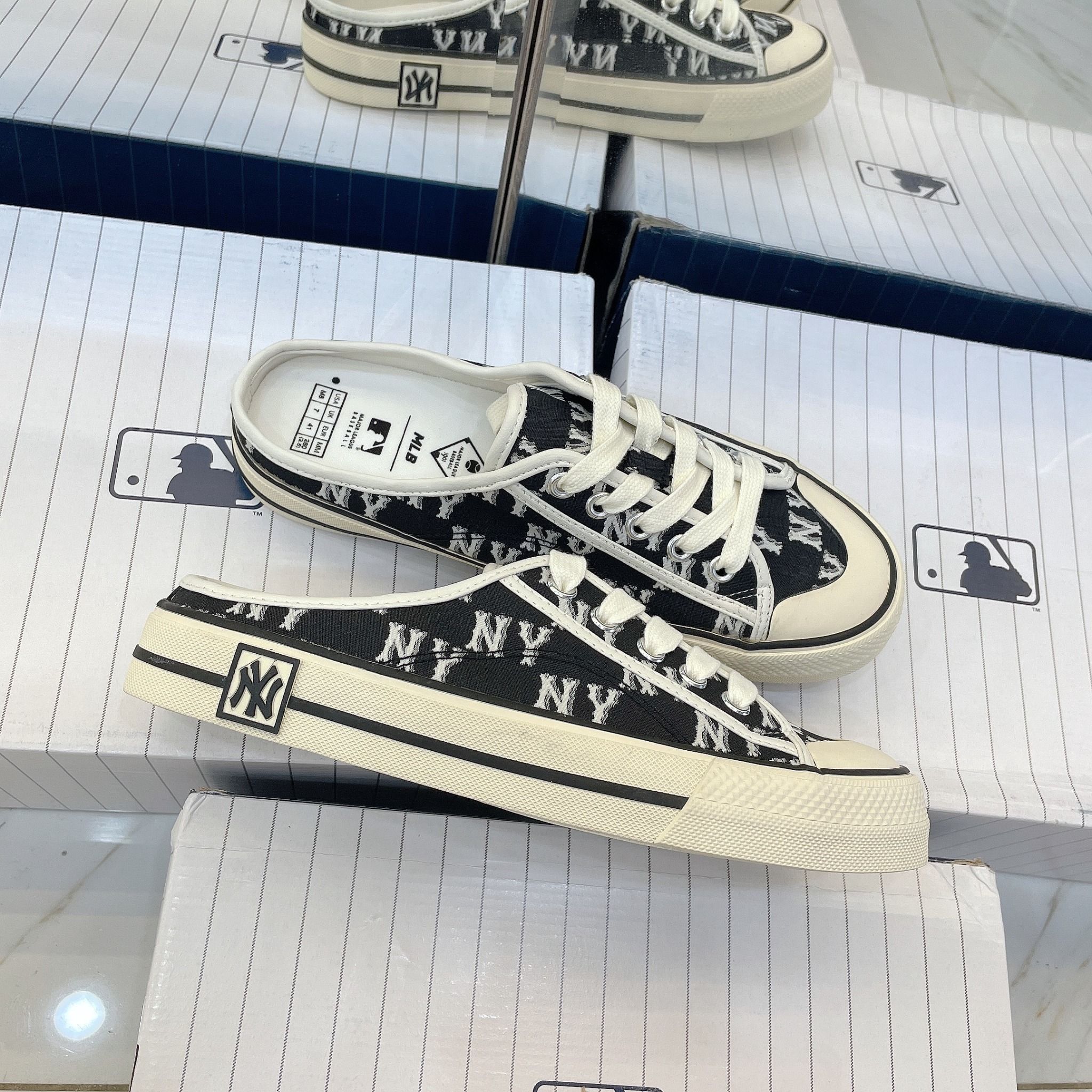 1234 - HÀNG CHÍNH HÃNG - GIÀY MULE MLB DIA MONOGRAM - ĐEN - CODE : 3AMUPBM3N - 50BKS