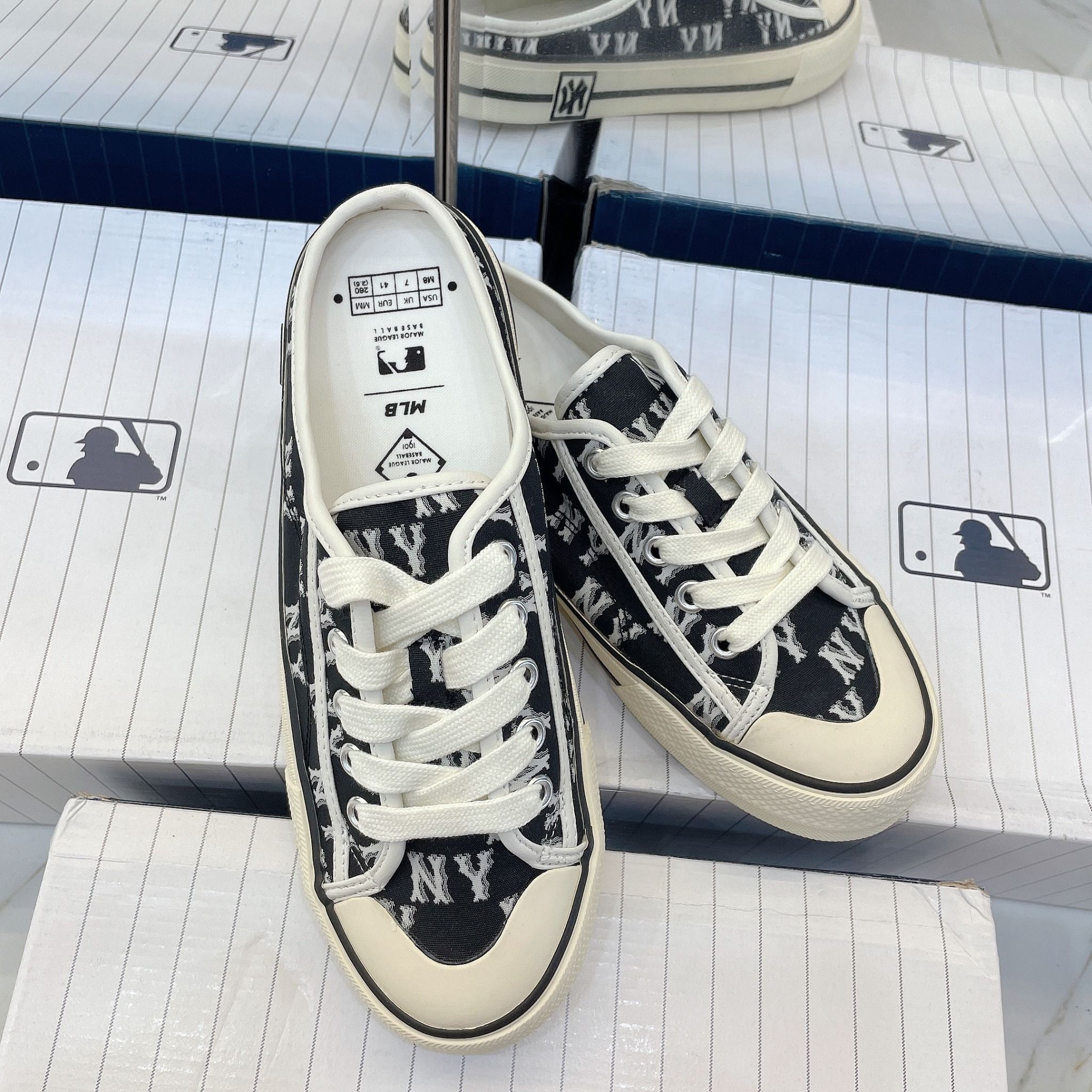 1234 - HÀNG CHÍNH HÃNG - GIÀY MULE MLB DIA MONOGRAM - ĐEN - CODE : 3AMUPBM3N - 50BKS