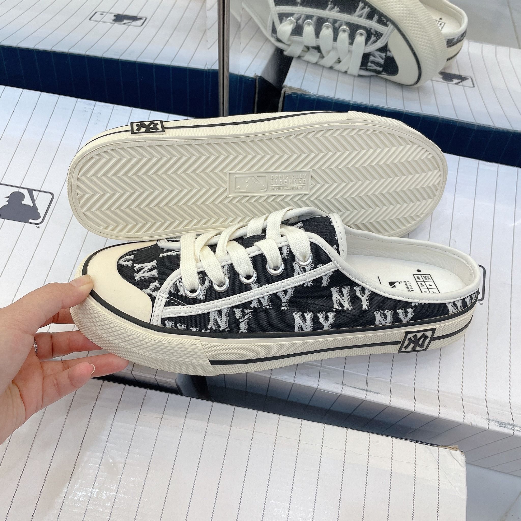 1234 - HÀNG CHÍNH HÃNG - GIÀY MULE MLB DIA MONOGRAM - ĐEN - CODE : 3AMUPBM3N - 50BKS