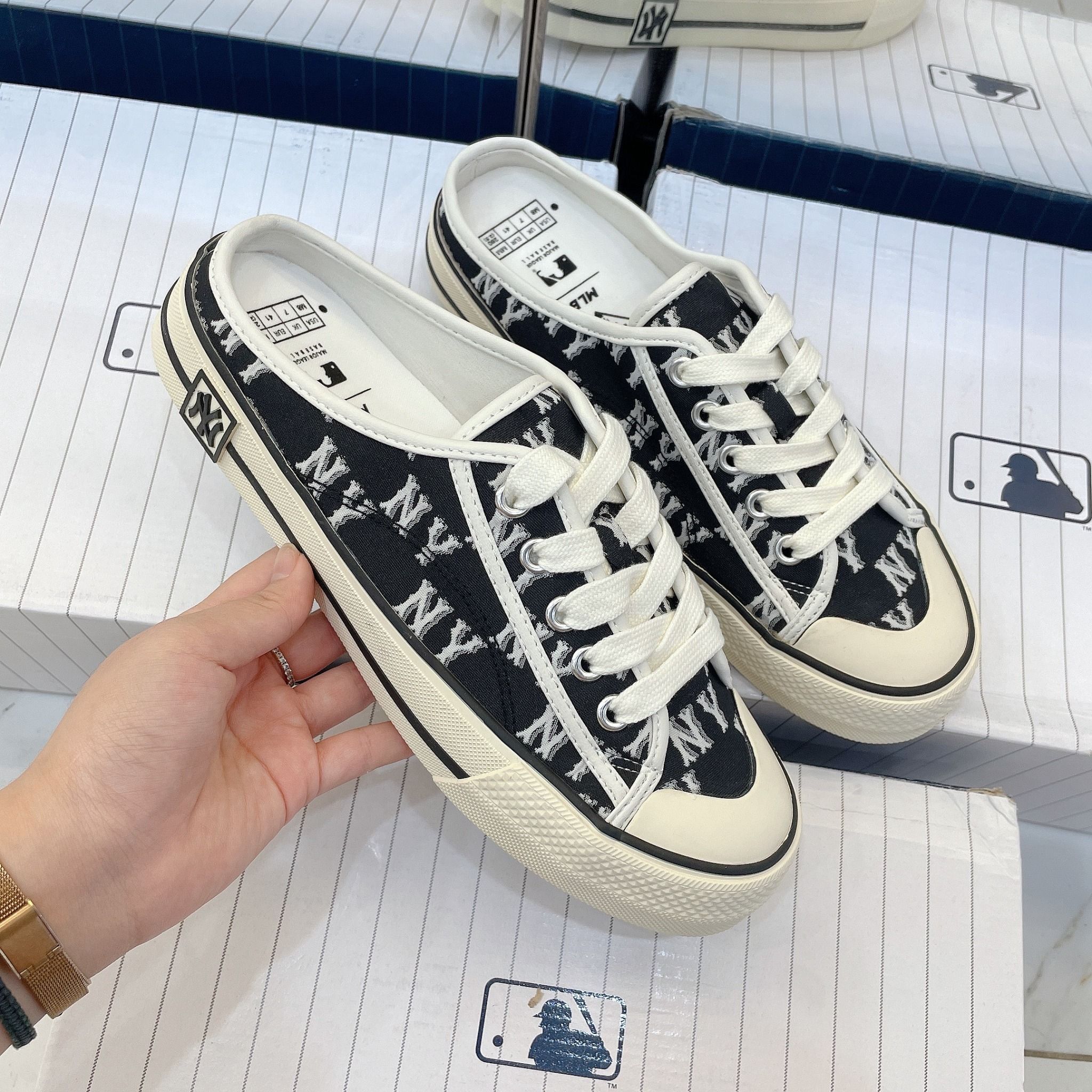 1234 - HÀNG CHÍNH HÃNG - GIÀY MULE MLB DIA MONOGRAM - ĐEN - CODE : 3AMUPBM3N - 50BKS