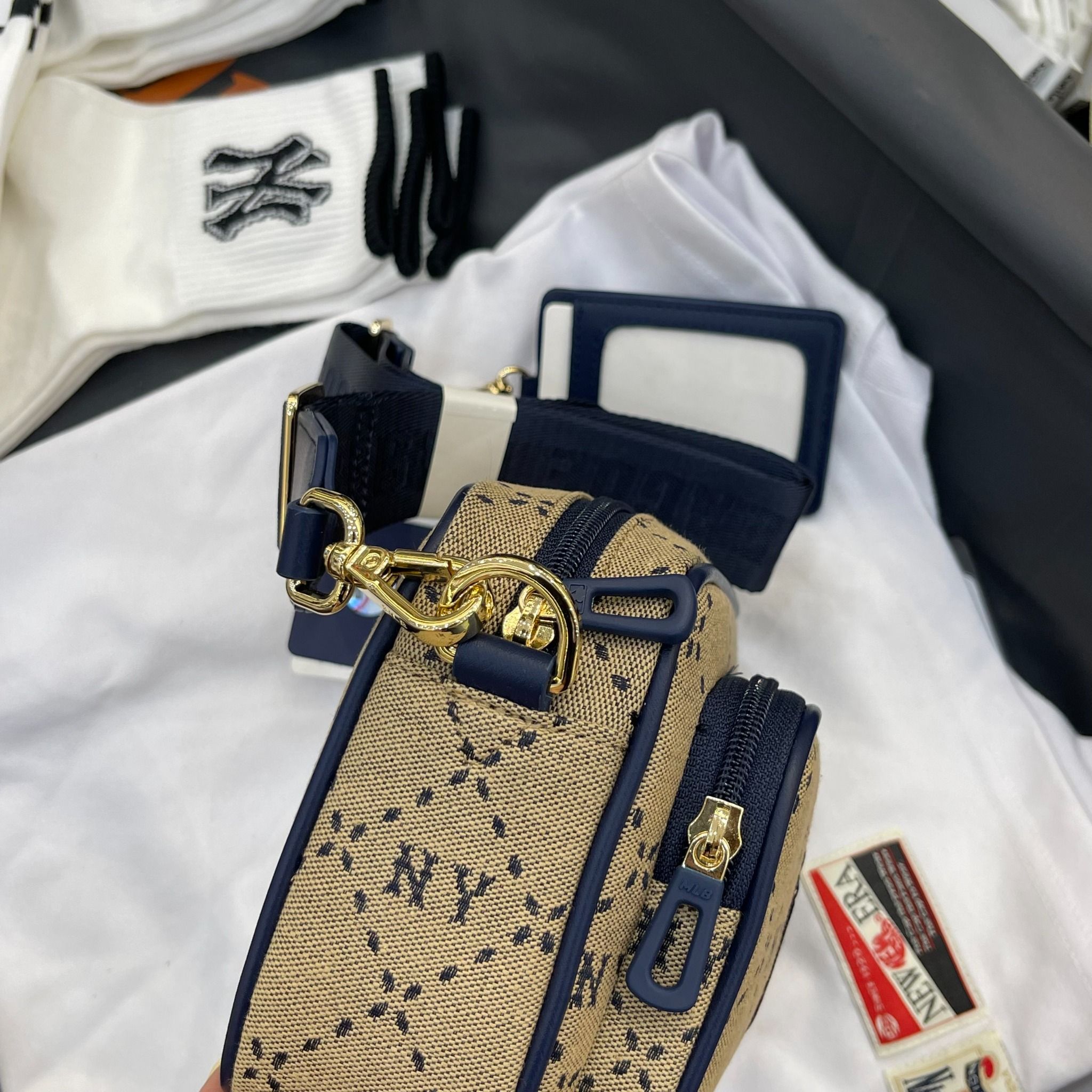 1246- HÀNG CHÍNH HÃNG - TÚI ĐEO CHÉO ĐỰNG THẺ MLB DIAMOND MONOGRAM JQD NEW YORK YANKEES - NÂU - CODE : 7ACRMD73N - 50BG