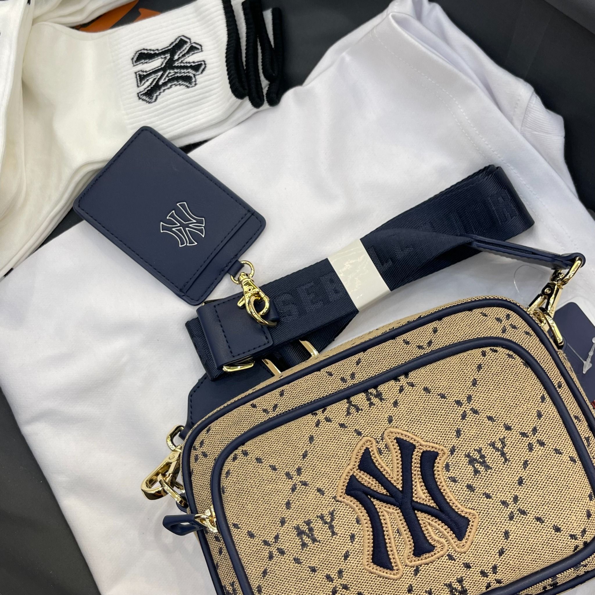 1246- HÀNG CHÍNH HÃNG - TÚI ĐEO CHÉO ĐỰNG THẺ MLB DIAMOND MONOGRAM JQD NEW YORK YANKEES - NÂU - CODE : 7ACRMD73N - 50BG