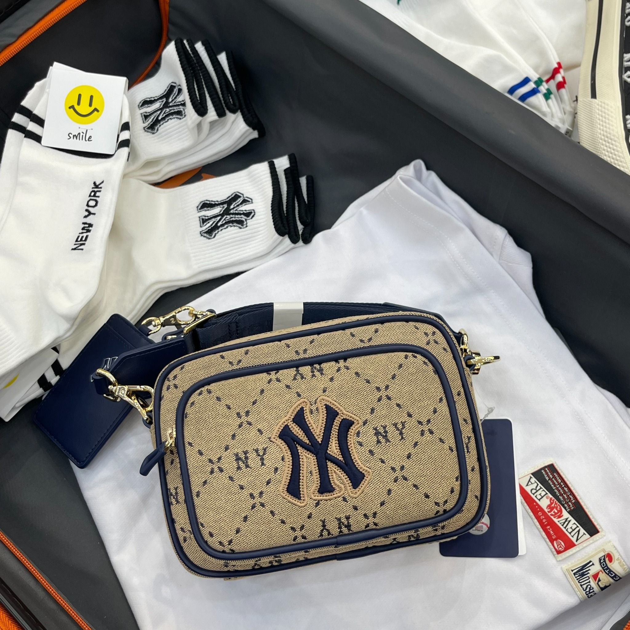 1246- HÀNG CHÍNH HÃNG - TÚI ĐEO CHÉO ĐỰNG THẺ MLB DIAMOND MONOGRAM JQD NEW YORK YANKEES - NÂU - CODE : 7ACRMD73N - 50BG