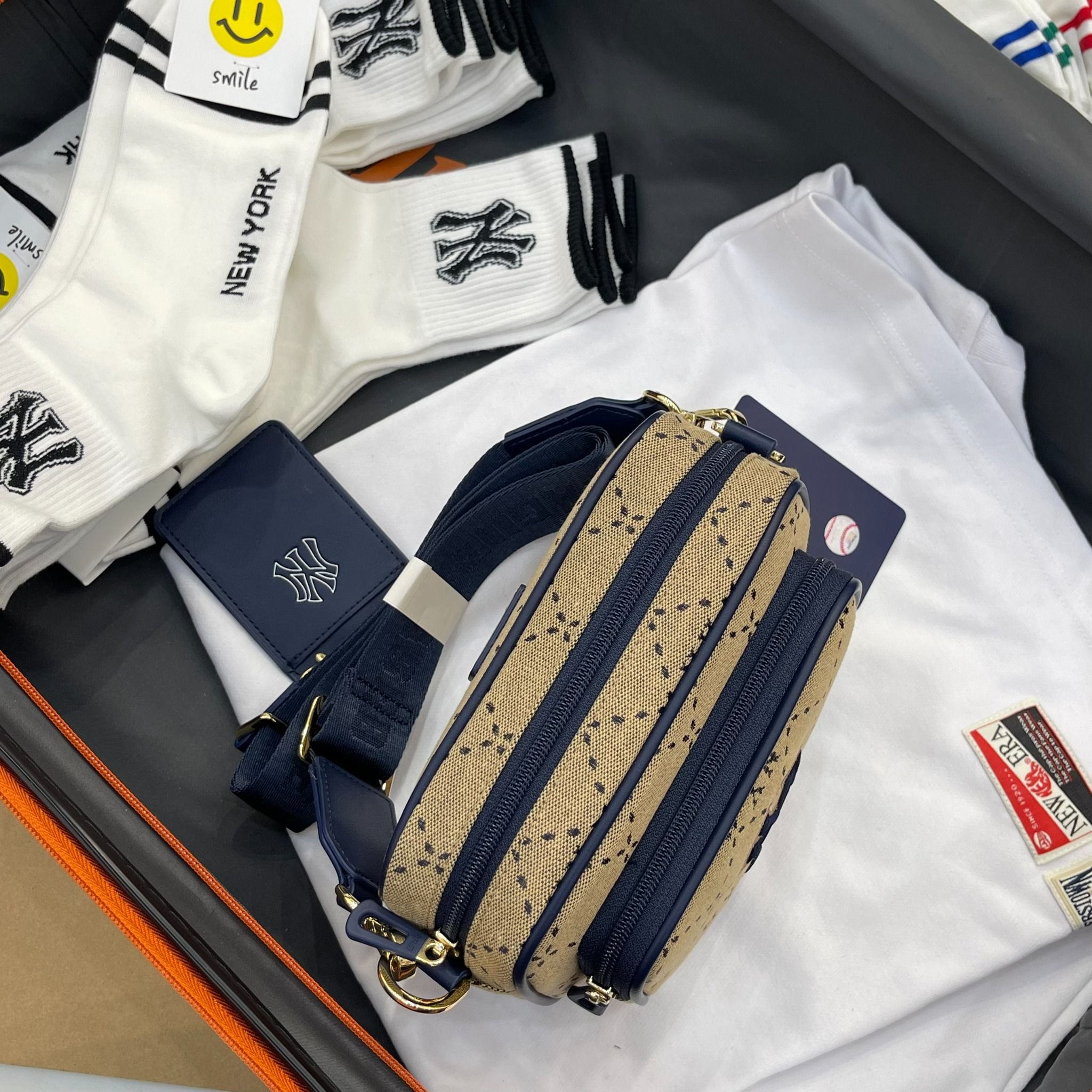 1246- HÀNG CHÍNH HÃNG - TÚI ĐEO CHÉO ĐỰNG THẺ MLB DIAMOND MONOGRAM JQD NEW YORK YANKEES - NÂU - CODE : 7ACRMD73N - 50BG