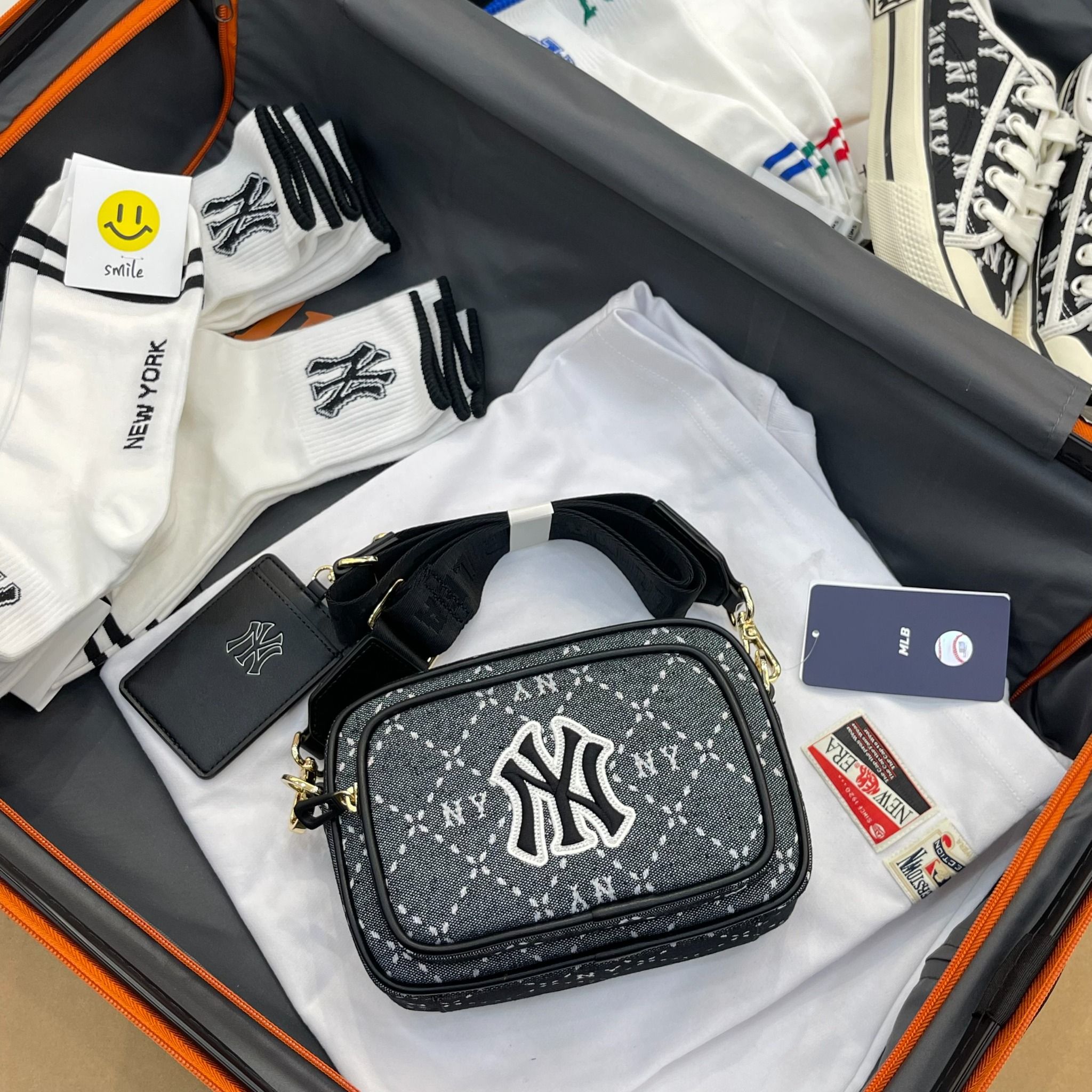 1247- HÀNG CHÍNH HÃNG - TÚI ĐEO CHÉO ĐỰNG THẺ MLB DIAMOND MONOGRAM JQD NEW YORK YANKEES - XÁM ĐEN - CODE : 7ACRMD73N - 50BKS