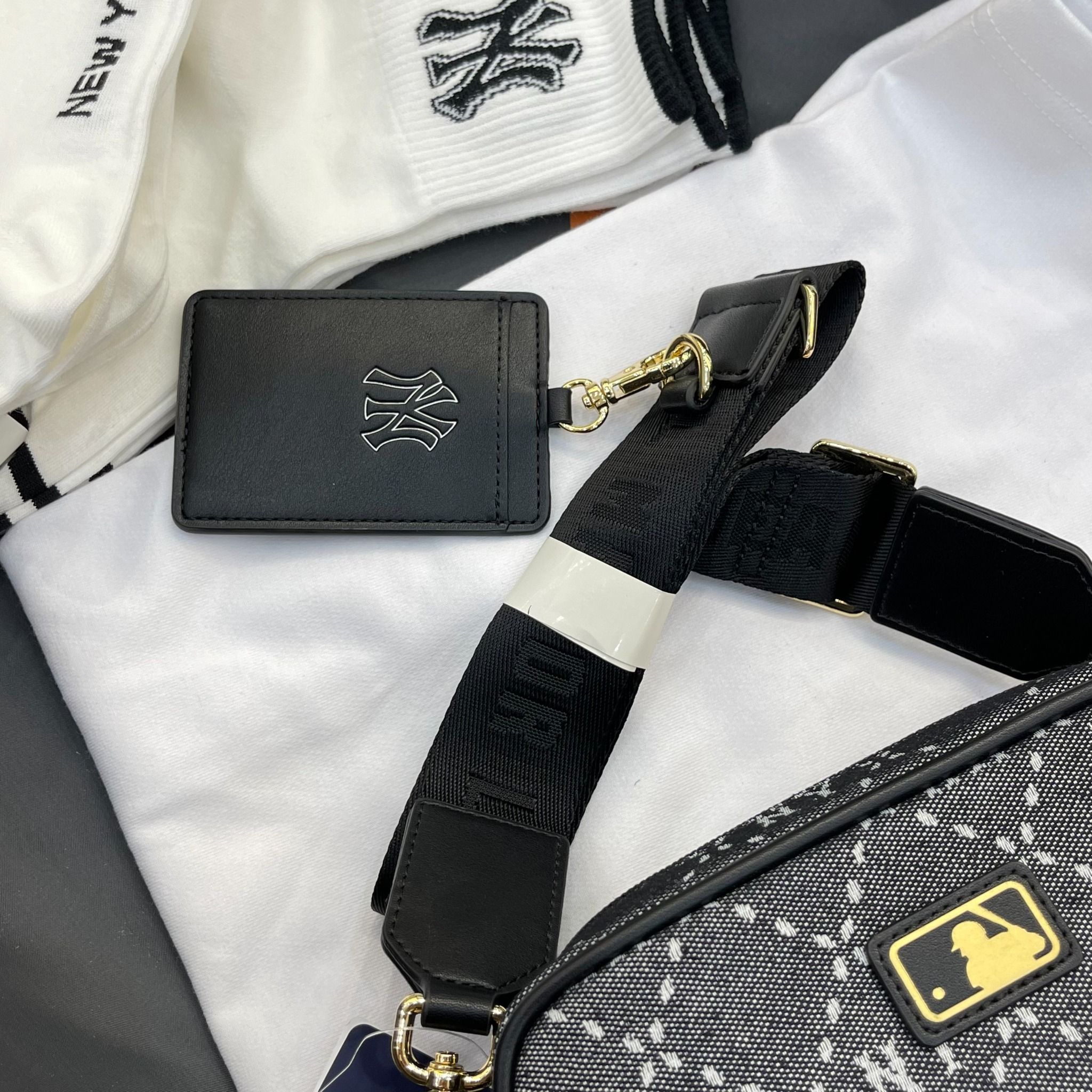 1247- HÀNG CHÍNH HÃNG - TÚI ĐEO CHÉO ĐỰNG THẺ MLB DIAMOND MONOGRAM JQD NEW YORK YANKEES - XÁM ĐEN - CODE : 7ACRMD73N - 50BKS