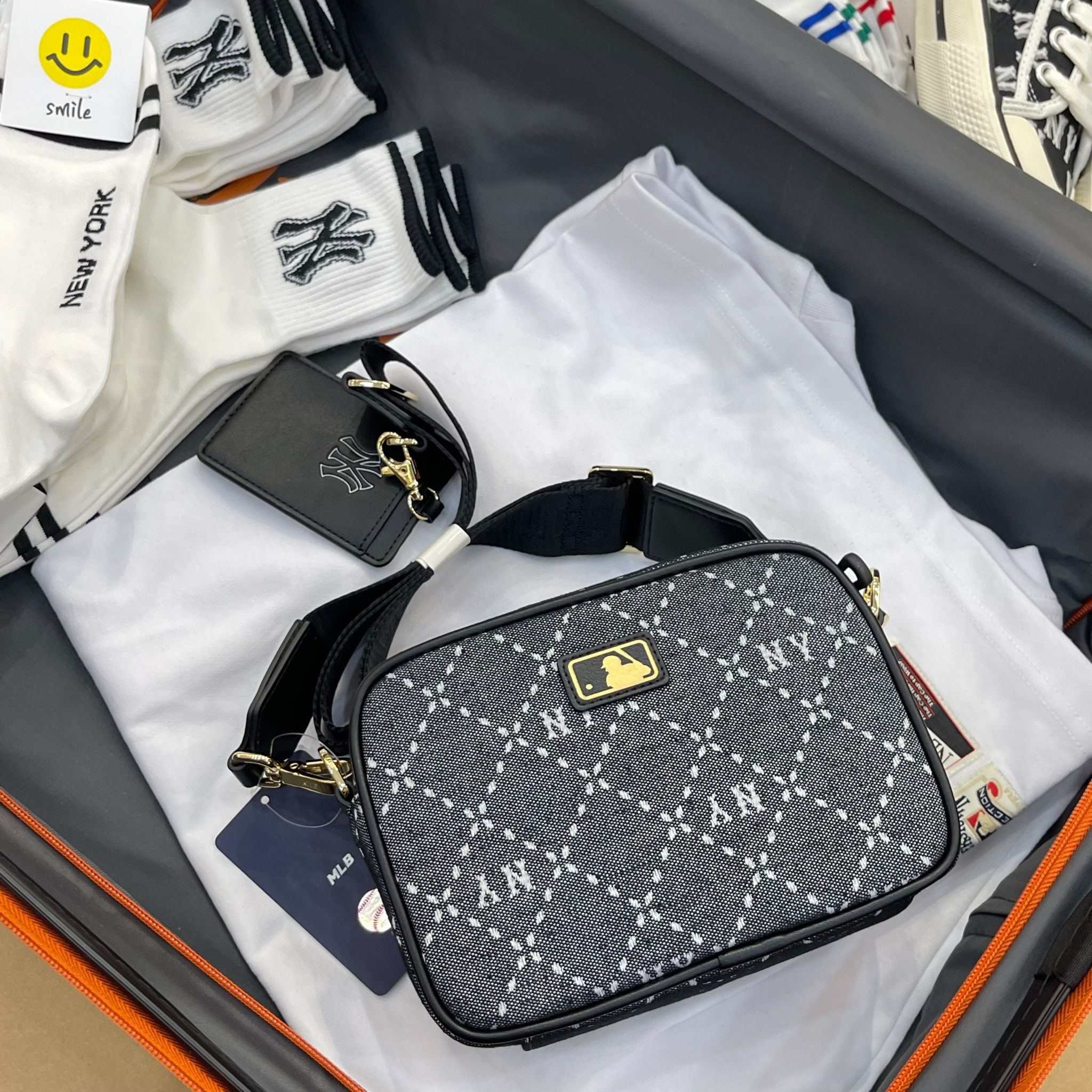 1247- HÀNG CHÍNH HÃNG - TÚI ĐEO CHÉO ĐỰNG THẺ MLB DIAMOND MONOGRAM JQD NEW YORK YANKEES - XÁM ĐEN - CODE : 7ACRMD73N - 50BKS