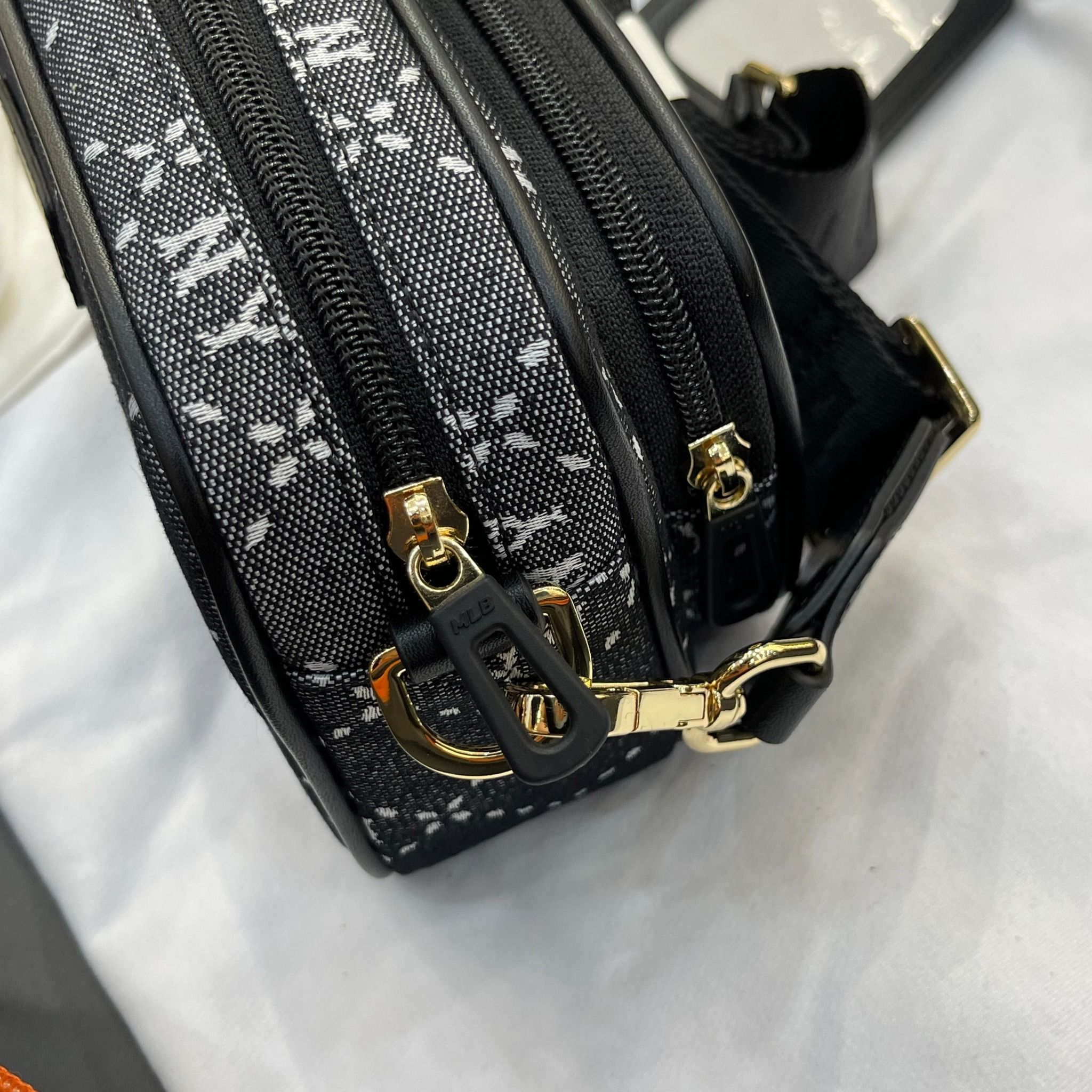 1247- HÀNG CHÍNH HÃNG - TÚI ĐEO CHÉO ĐỰNG THẺ MLB DIAMOND MONOGRAM JQD NEW YORK YANKEES - XÁM ĐEN - CODE : 7ACRMD73N - 50BKS