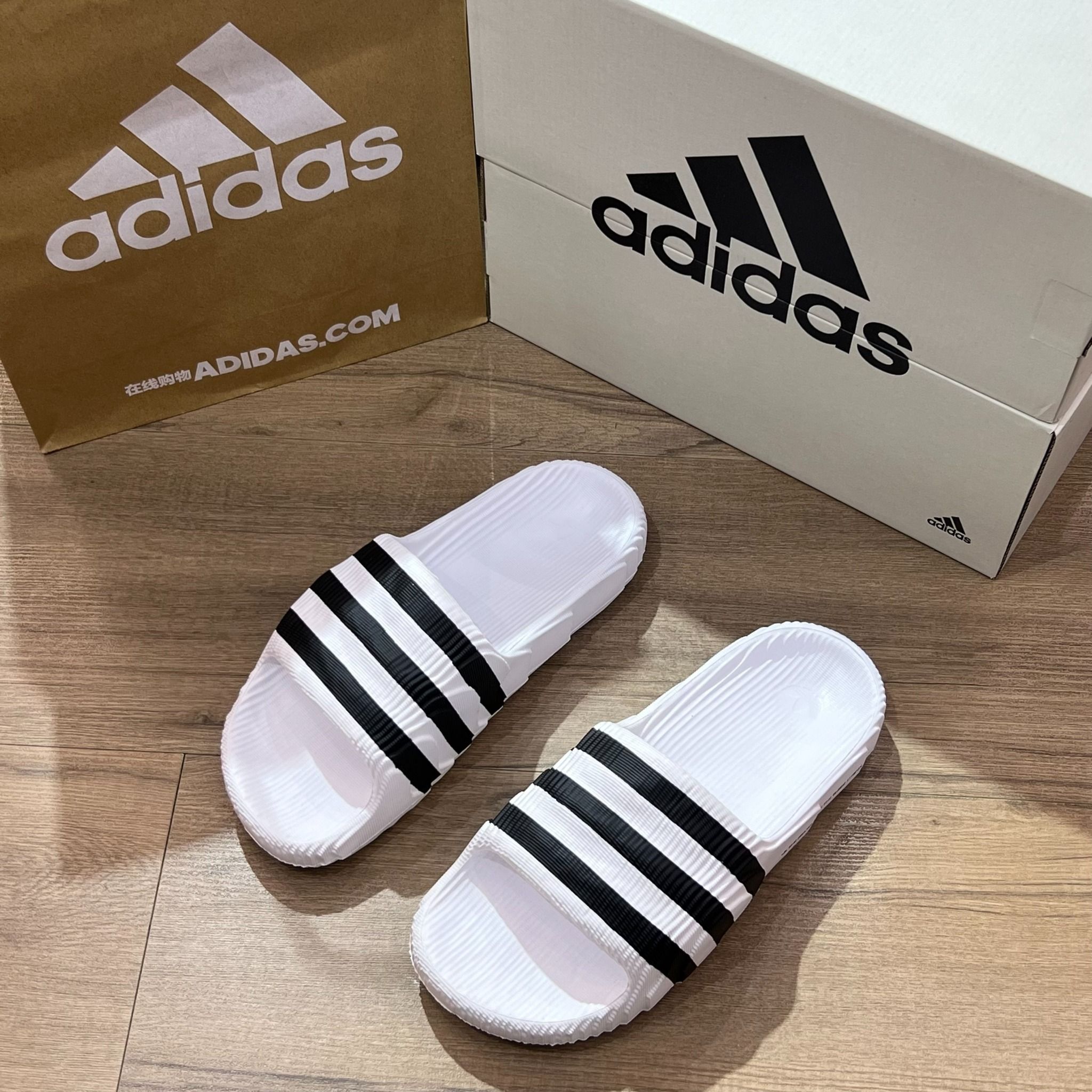 1248 - HÀNG CHÍNH HÃNG - DÉP ADIDAS 22 - BẬC THANG * TRẮNG SỌC ĐEN *