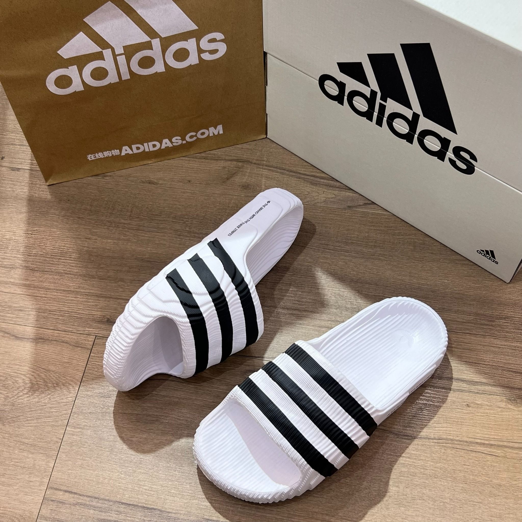 1248 - HÀNG CHÍNH HÃNG - DÉP ADIDAS 22 - BẬC THANG * TRẮNG SỌC ĐEN *