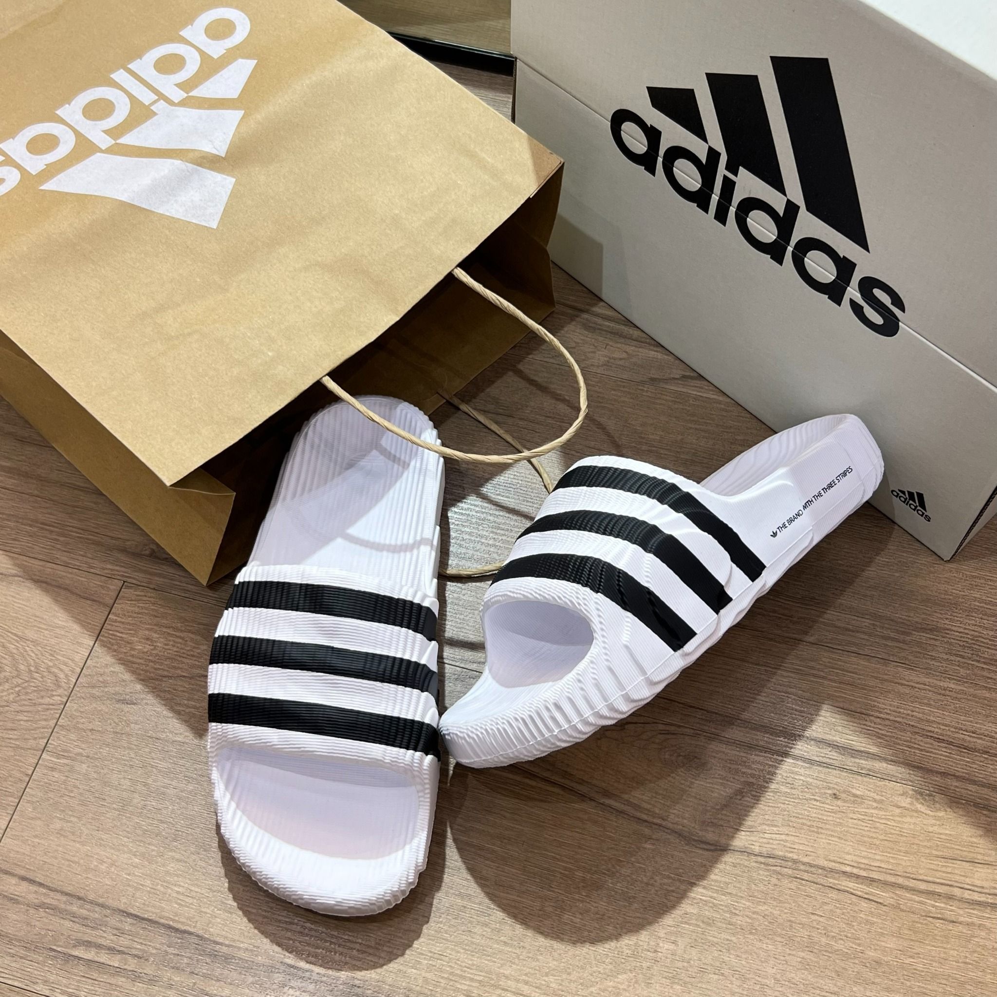 1248 - HÀNG CHÍNH HÃNG - DÉP ADIDAS 22 - BẬC THANG * TRẮNG SỌC ĐEN *
