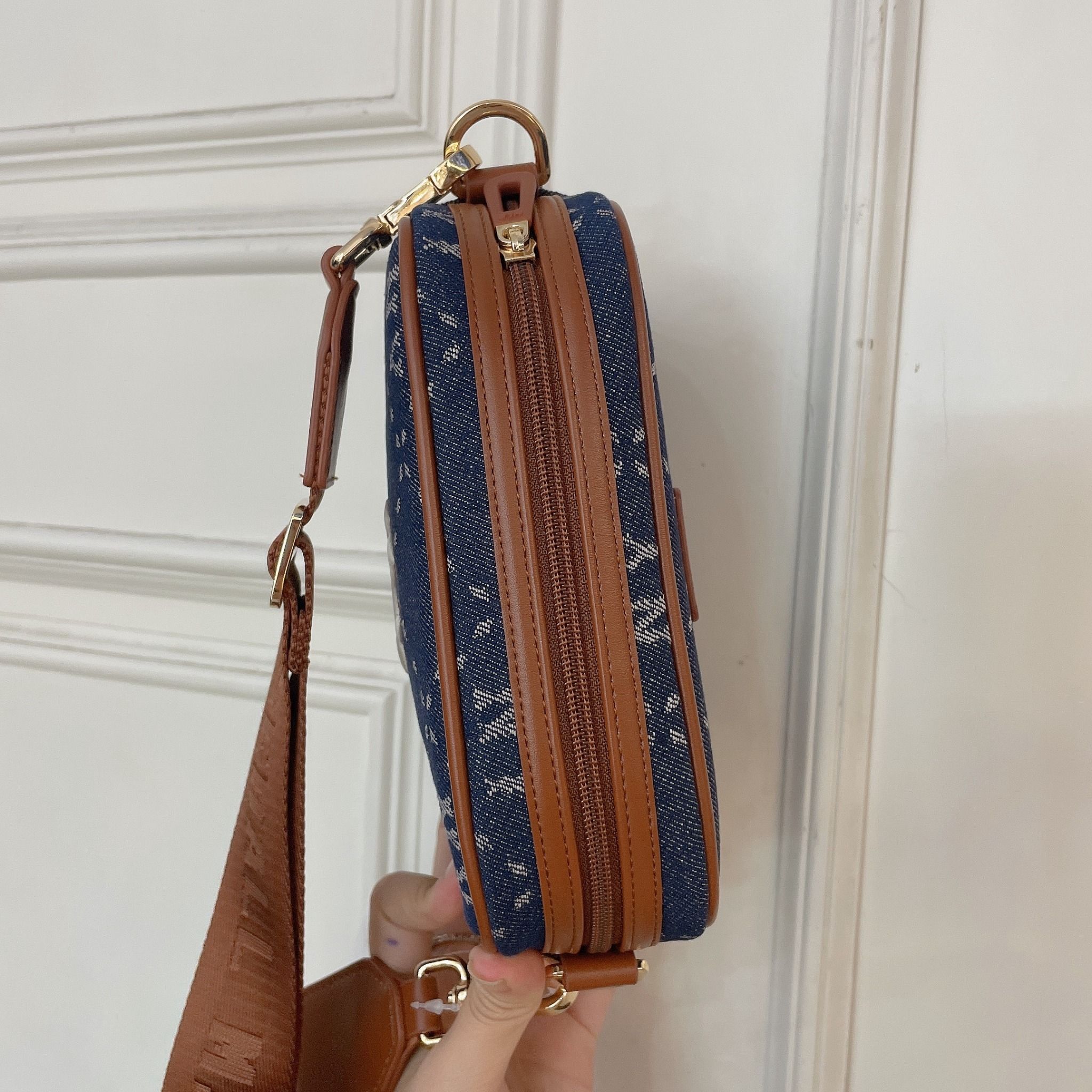 1286 - HÀNG CHÍNH HÃNG - TÚI ĐEO CHÉO ĐỰNG THẺ MLB DIAMOND MONOGRAM JQD NEW YORK YANKEES - XANH DENIM VIỀN NÂU - CODE : 7ACRMD83N - 50NYS