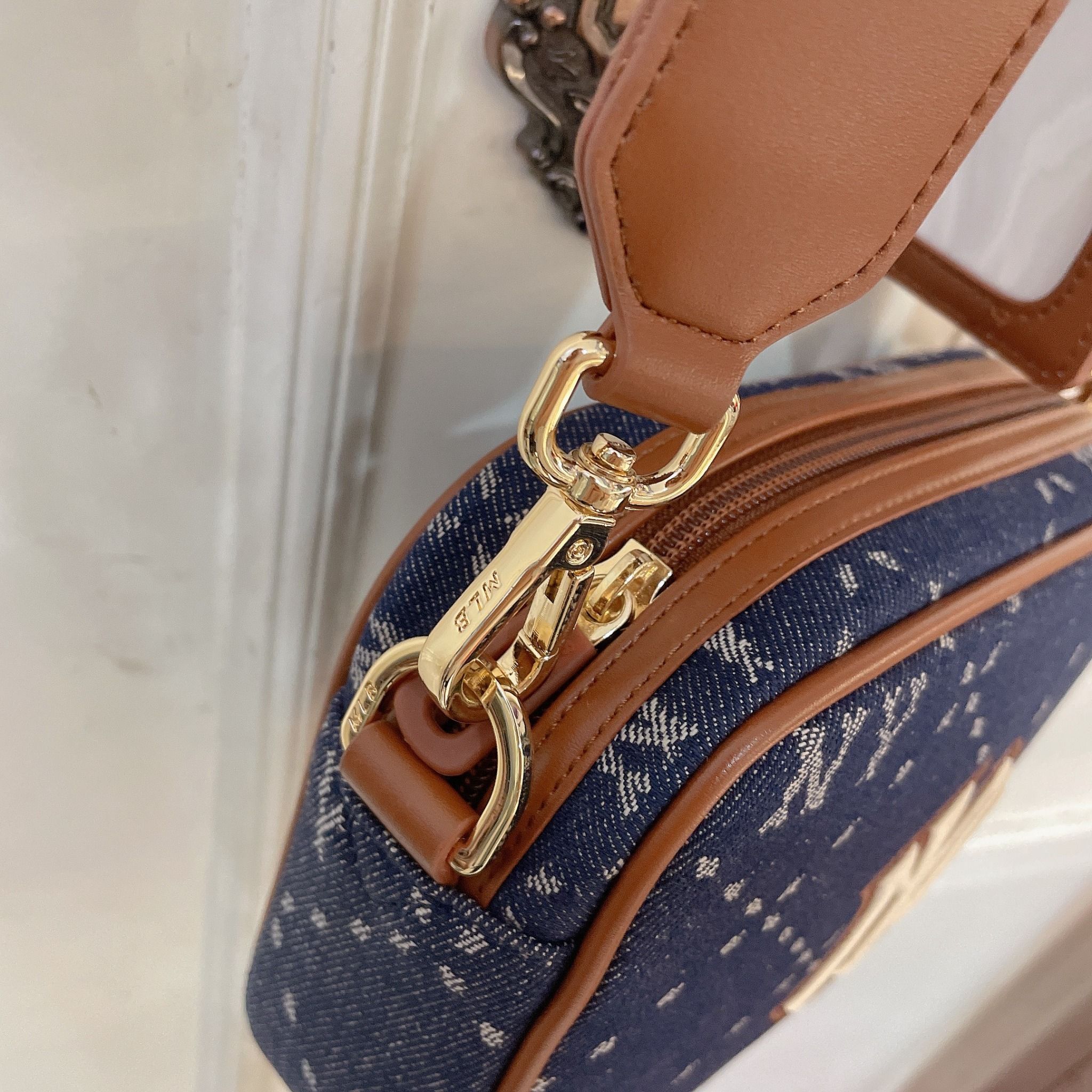 1286 - HÀNG CHÍNH HÃNG - TÚI ĐEO CHÉO ĐỰNG THẺ MLB DIAMOND MONOGRAM JQD NEW YORK YANKEES - XANH DENIM VIỀN NÂU - CODE : 7ACRMD83N - 50NYS