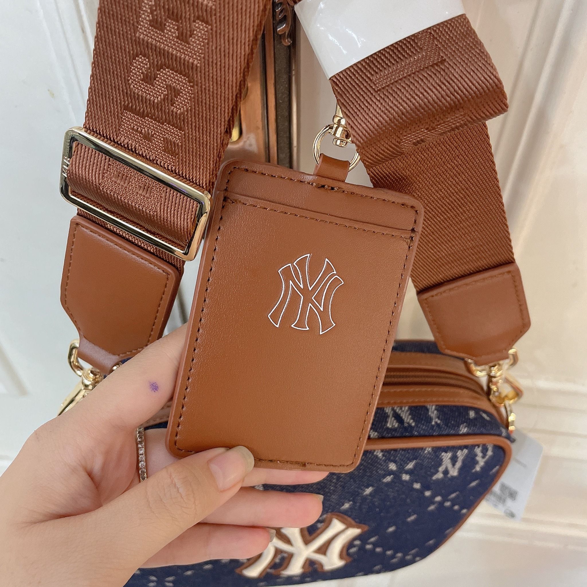 1286 - HÀNG CHÍNH HÃNG - TÚI ĐEO CHÉO ĐỰNG THẺ MLB DIAMOND MONOGRAM JQD NEW YORK YANKEES - XANH DENIM VIỀN NÂU - CODE : 7ACRMD83N - 50NYS