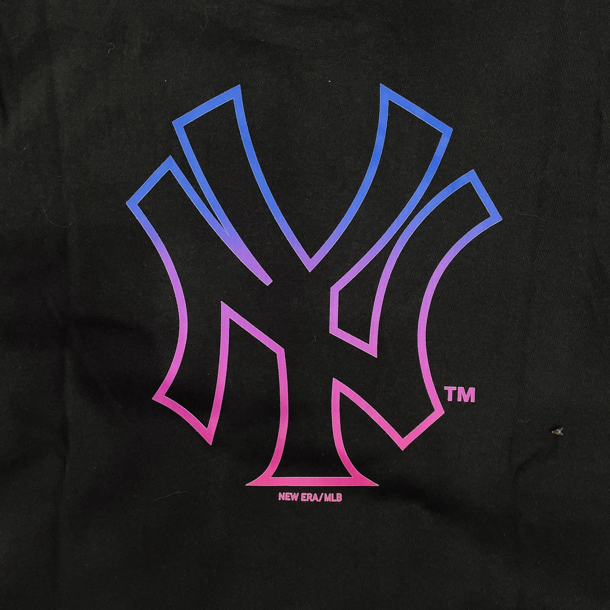 1329 - HÀNG CHÍNH HÃNG - ÁO THUN NEW ERA - LOGO NY TÍM LOANG x MLB - ĐEN - CODE: 11800031