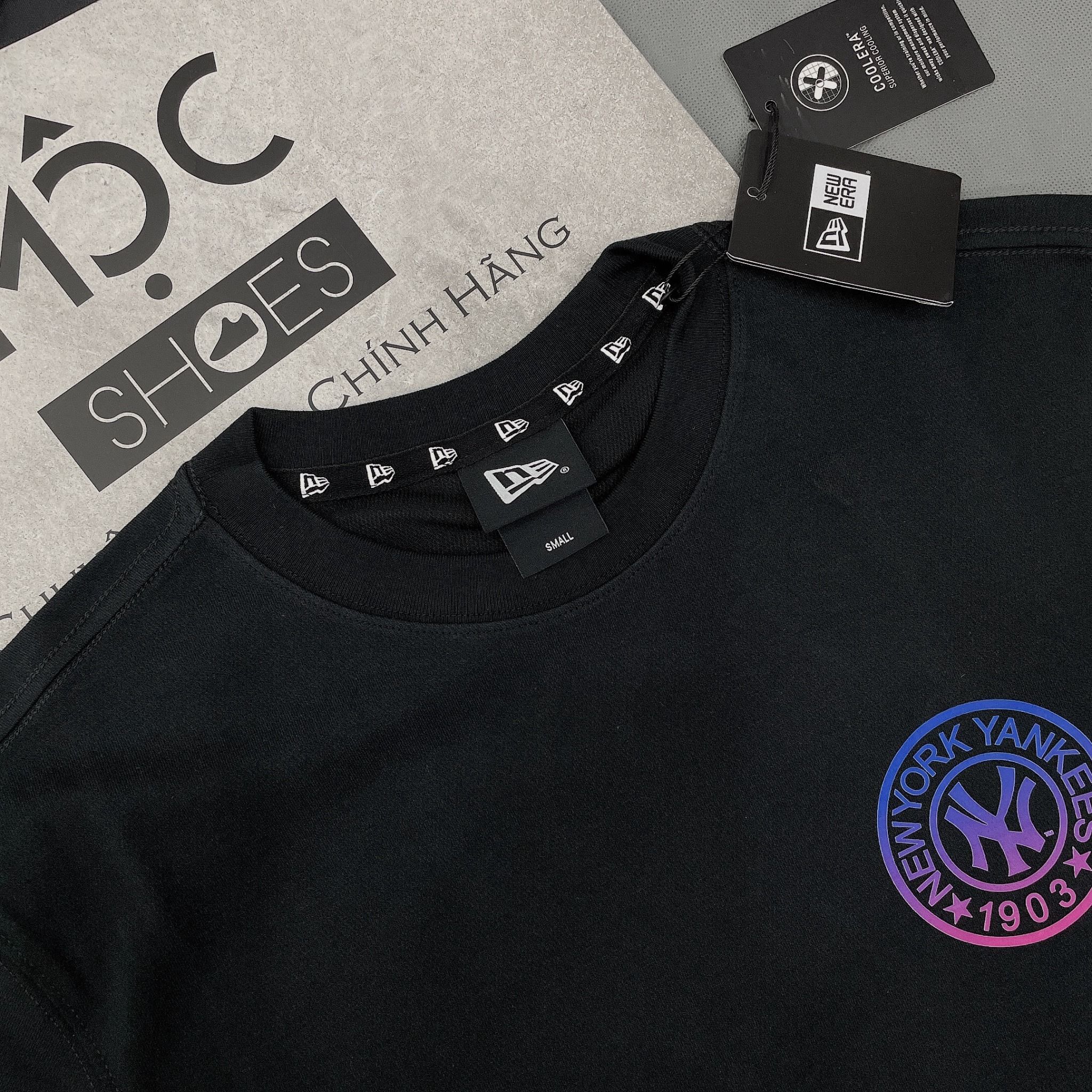 1329 - HÀNG CHÍNH HÃNG - ÁO THUN NEW ERA - LOGO NY TÍM LOANG x MLB - ĐEN - CODE: 11800031