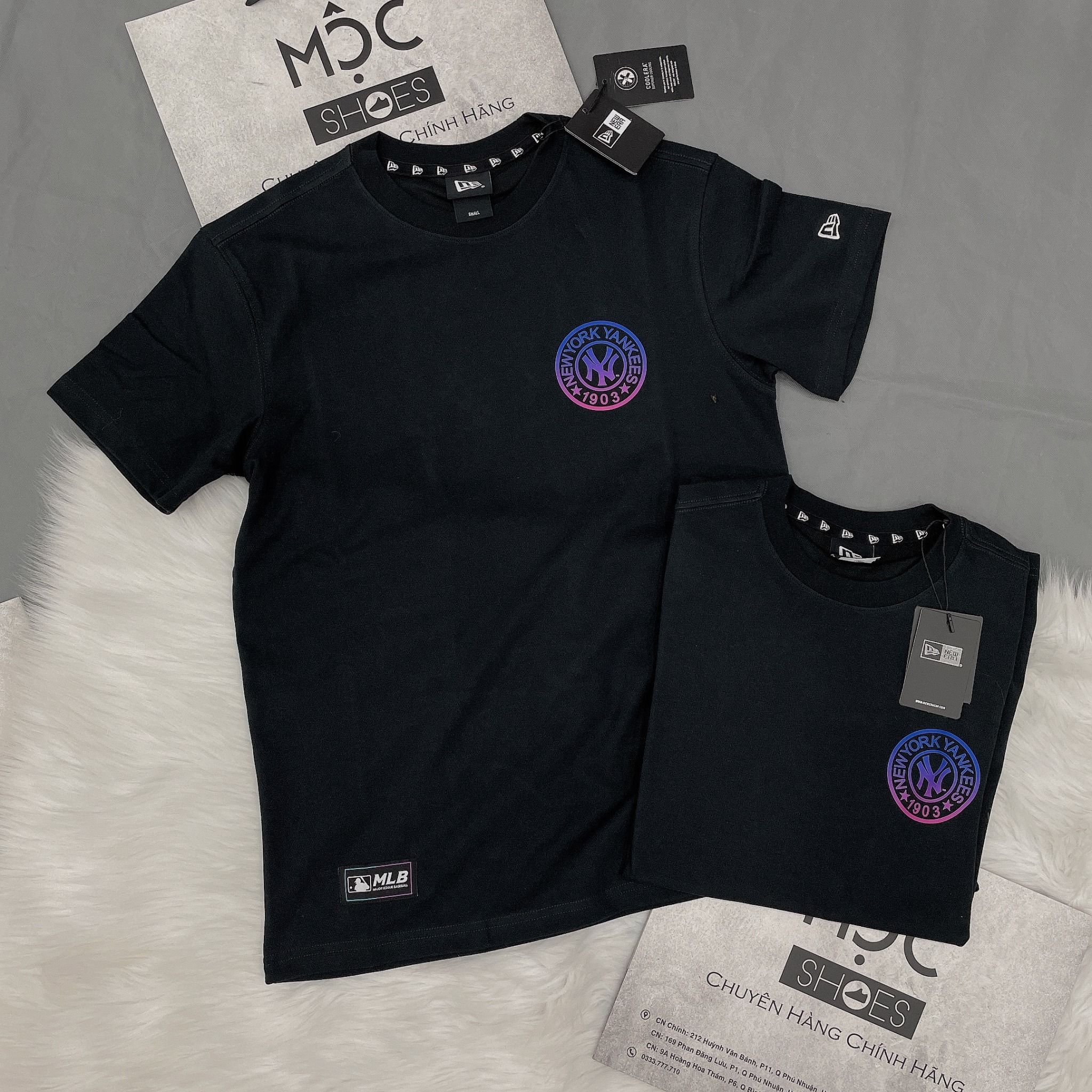 1329 - HÀNG CHÍNH HÃNG - ÁO THUN NEW ERA - LOGO NY TÍM LOANG x MLB - ĐEN - CODE: 11800031