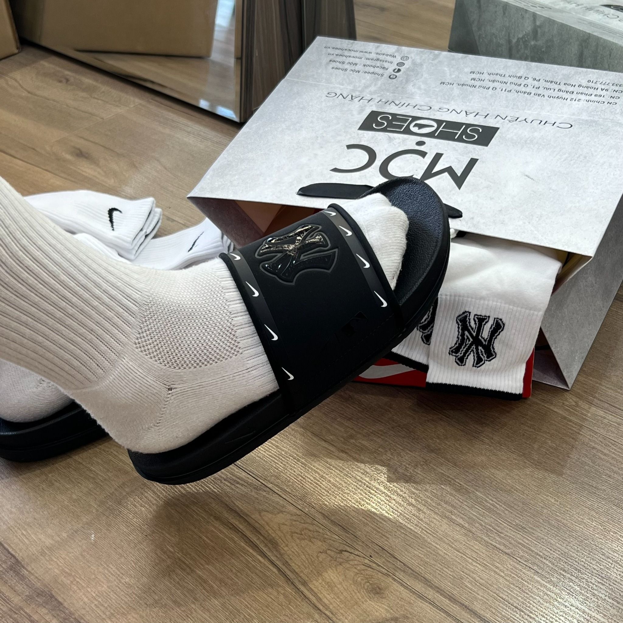1338 - HÀNG CHÍNH HÃNG - DÉP NIKE x MLB OFFCOURT SLIDE - ĐEN LOGO NY