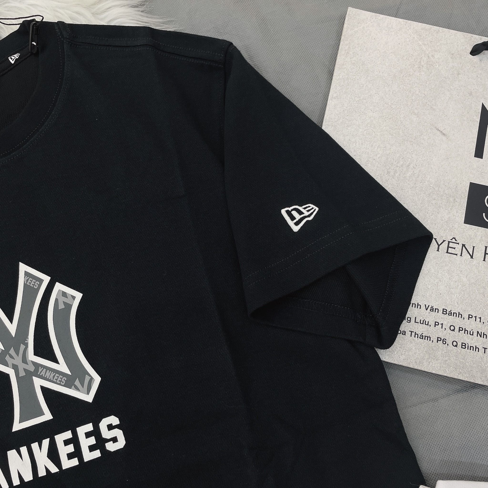 1346 - HÀNG CHÍNH HÃNG - ÁO THUN NEW ERA - ÁO NY YANKEES LOGO CHÌM - ĐEN - CODE: 13520207