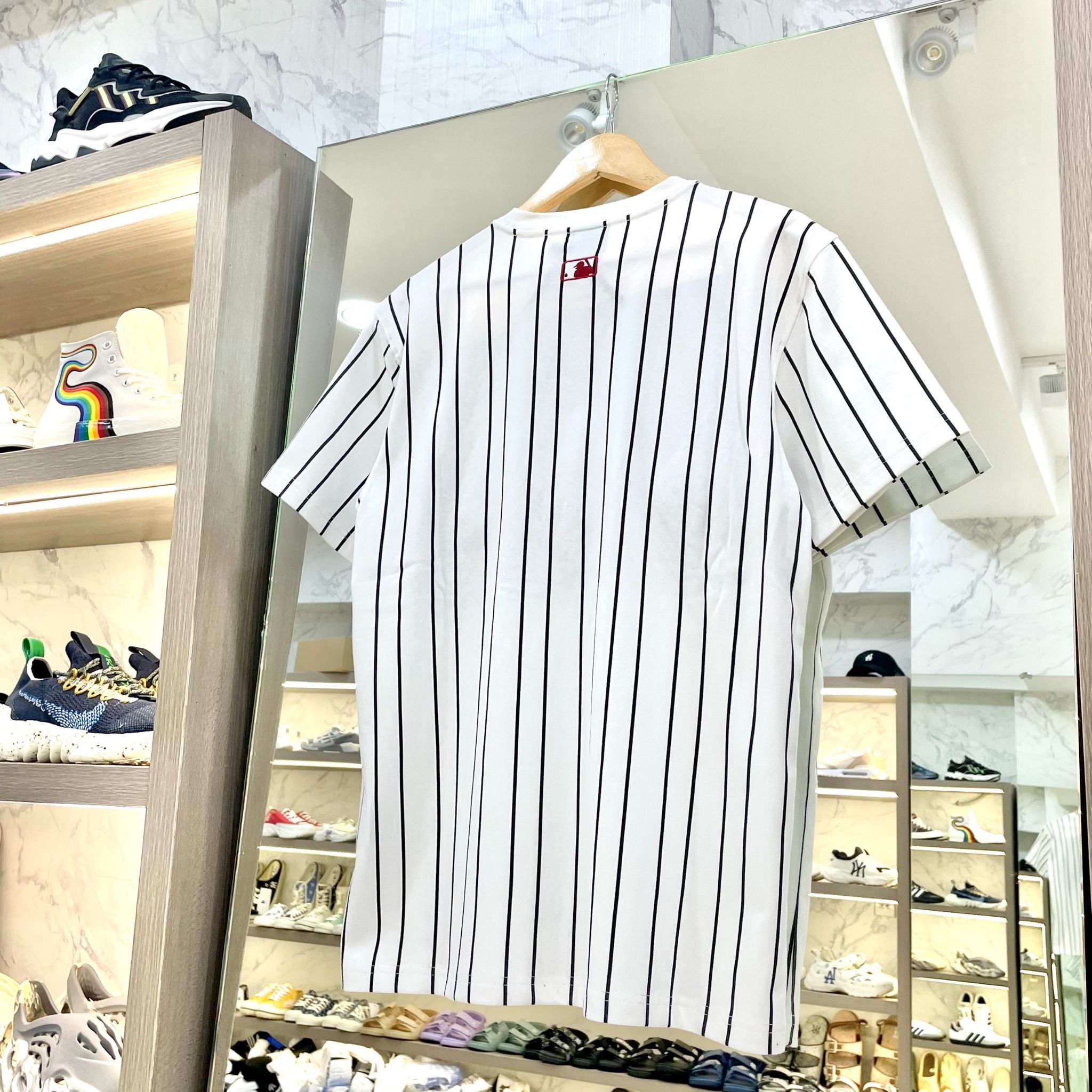 1378 - HÀNG CHÍNH HÃNG - ÁO THUN NEW ERA - ÁO LA KẺ SỌC *BÔNG ĐỎ* - TRẮNG - CODE: 19500183