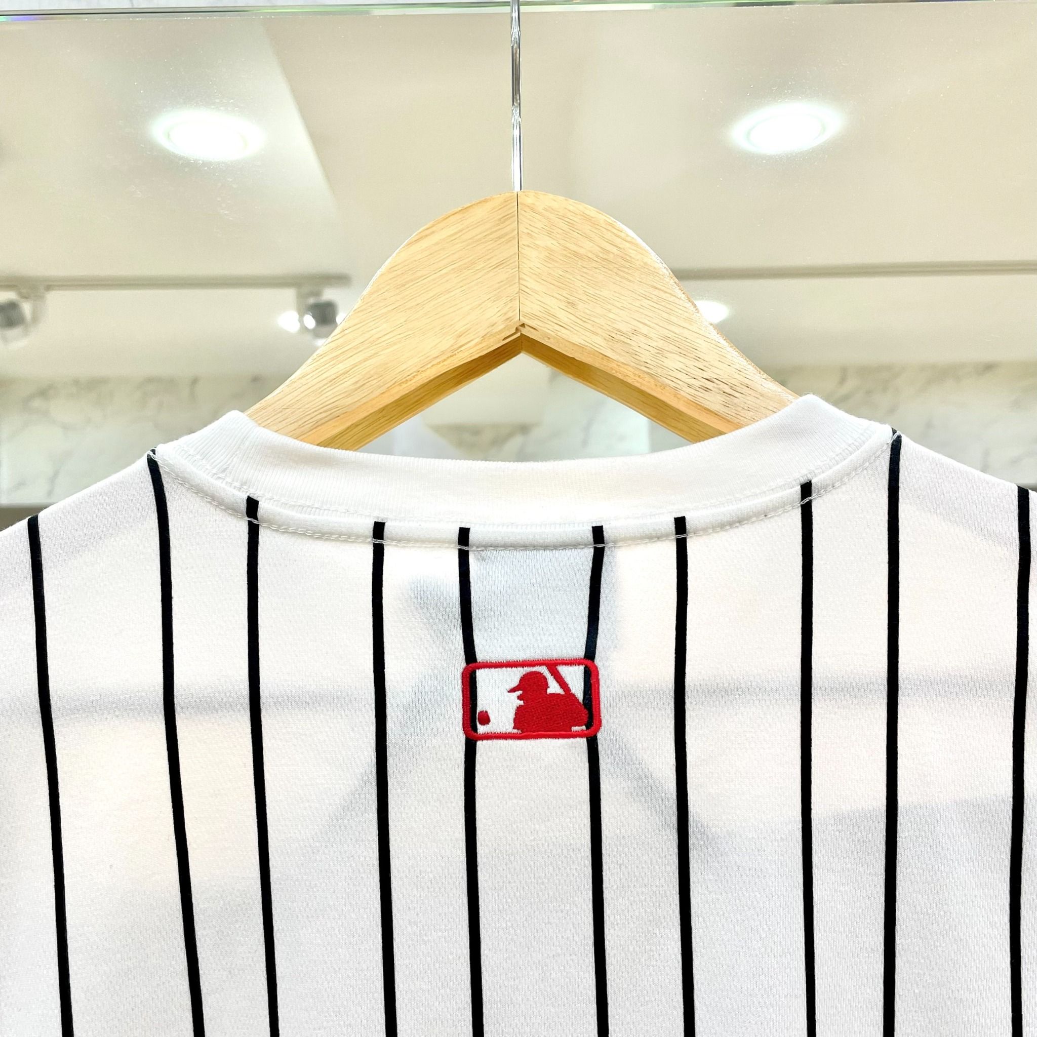 1378 - HÀNG CHÍNH HÃNG - ÁO THUN NEW ERA - ÁO LA KẺ SỌC *BÔNG ĐỎ* - TRẮNG - CODE: 19500183