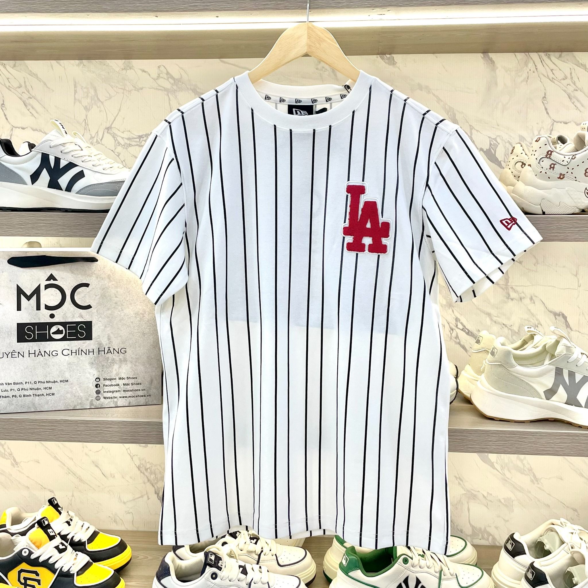 1378 - HÀNG CHÍNH HÃNG - ÁO THUN NEW ERA - ÁO LA KẺ SỌC *BÔNG ĐỎ* - TRẮNG - CODE: 19500183