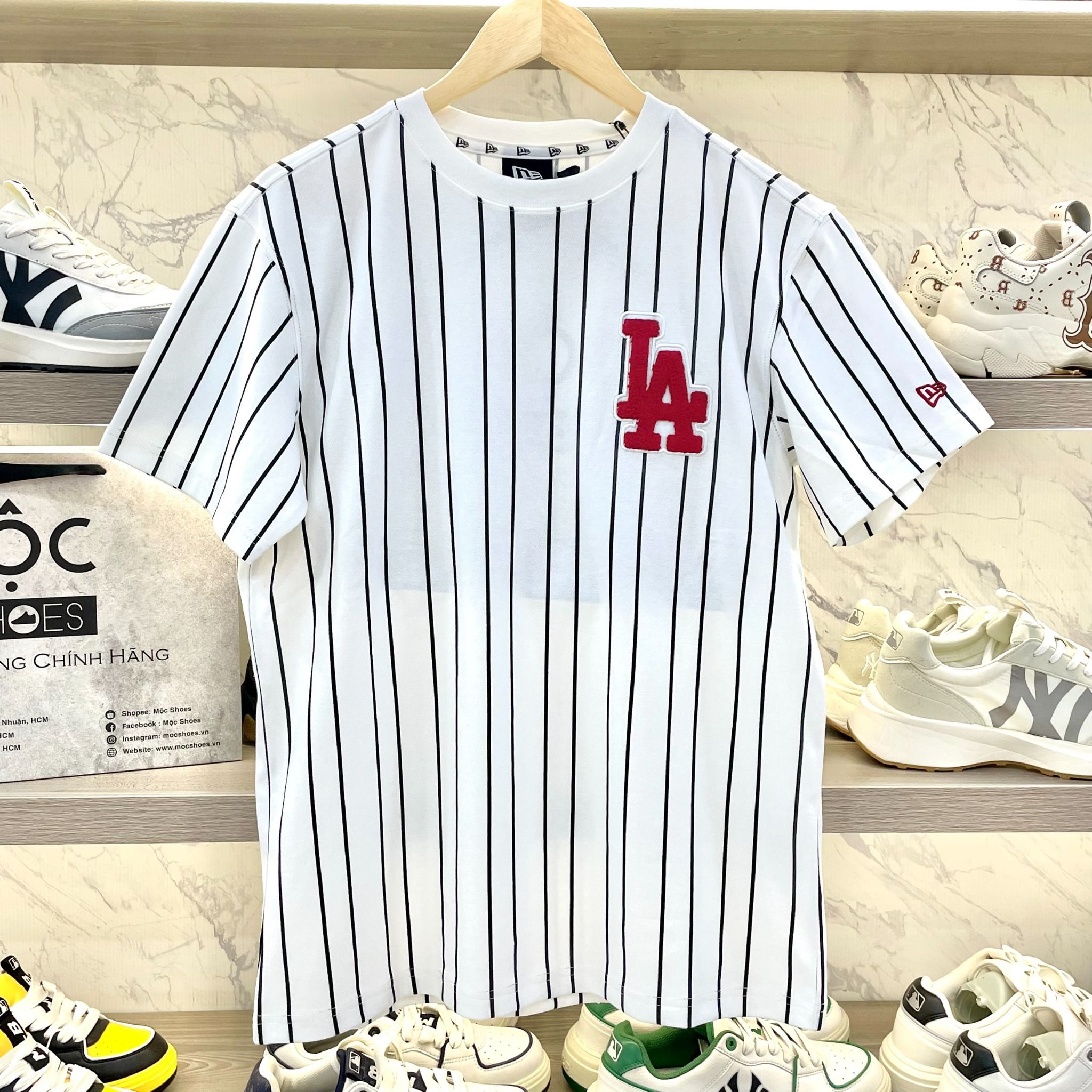 1378 - HÀNG CHÍNH HÃNG - ÁO THUN NEW ERA - ÁO LA KẺ SỌC *BÔNG ĐỎ* - TRẮNG - CODE: 19500183