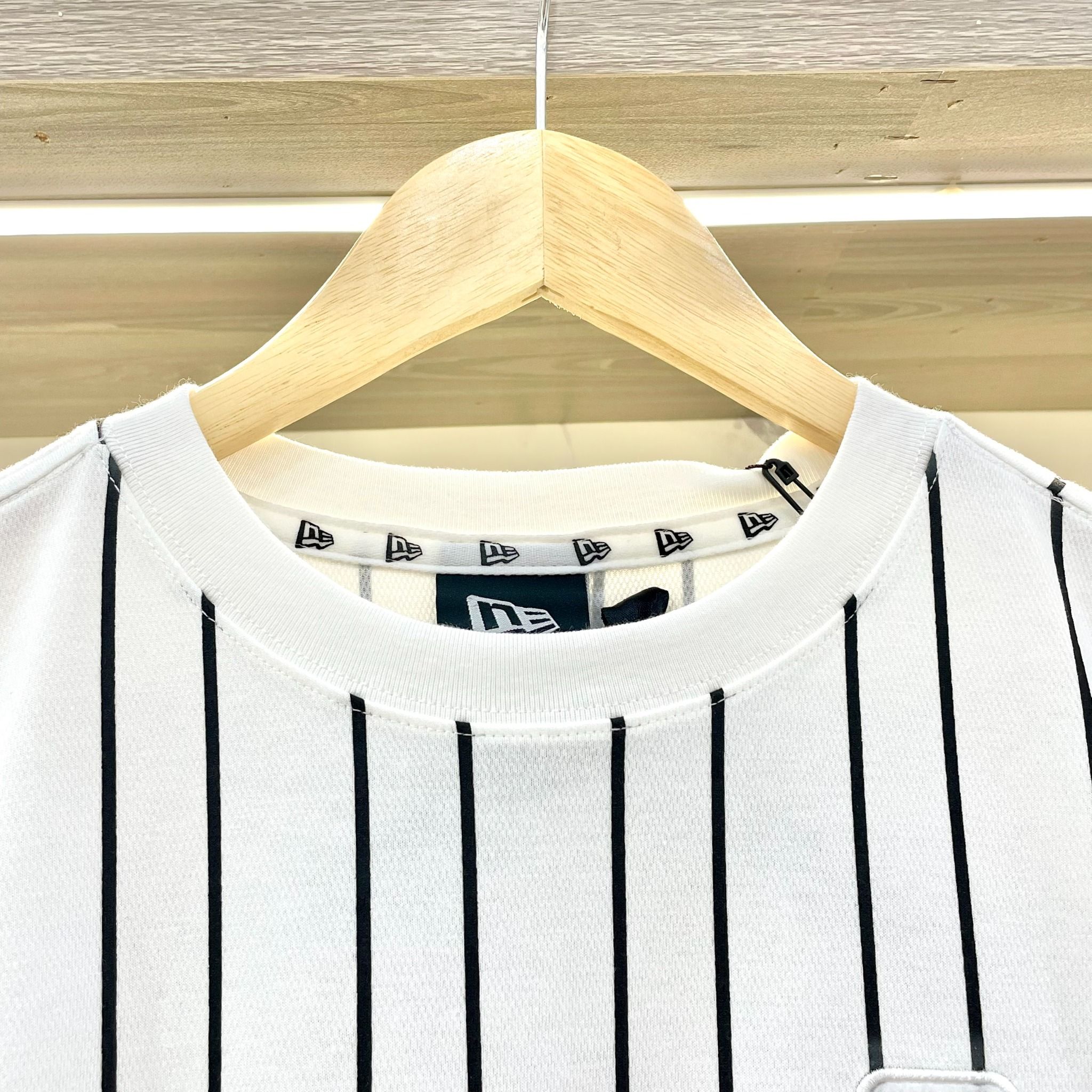 1378 - HÀNG CHÍNH HÃNG - ÁO THUN NEW ERA - ÁO LA KẺ SỌC *BÔNG ĐỎ* - TRẮNG - CODE: 19500183