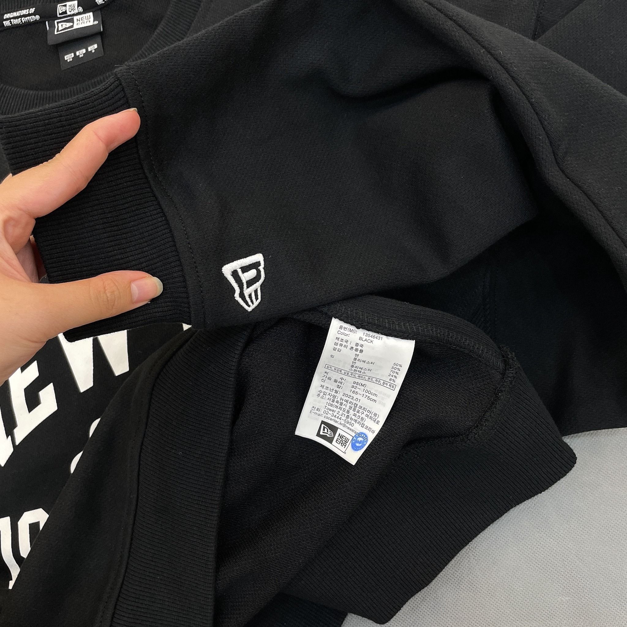 1379 - HÀNG CHÍNH HÃNG - ÁO SWEATER NEW ERA *LOGO NE* (1920) - BLACK (ĐEN) - CODE: 13546431