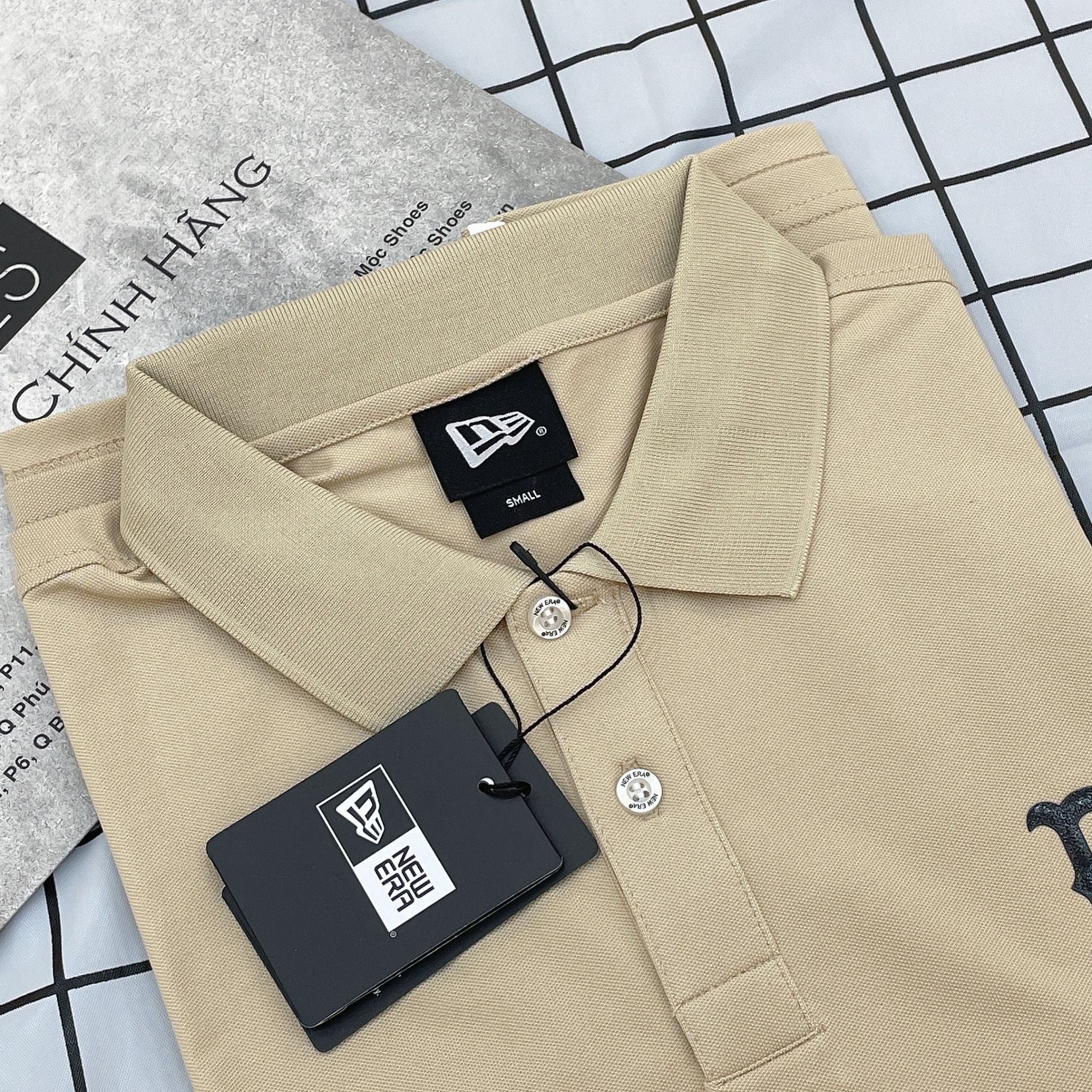 1399 - HÀNG CHÍNH HÃNG - ÁO NEW ERA - POLO LOGO *B* - NÂU NHẠT - CODE: 13718757