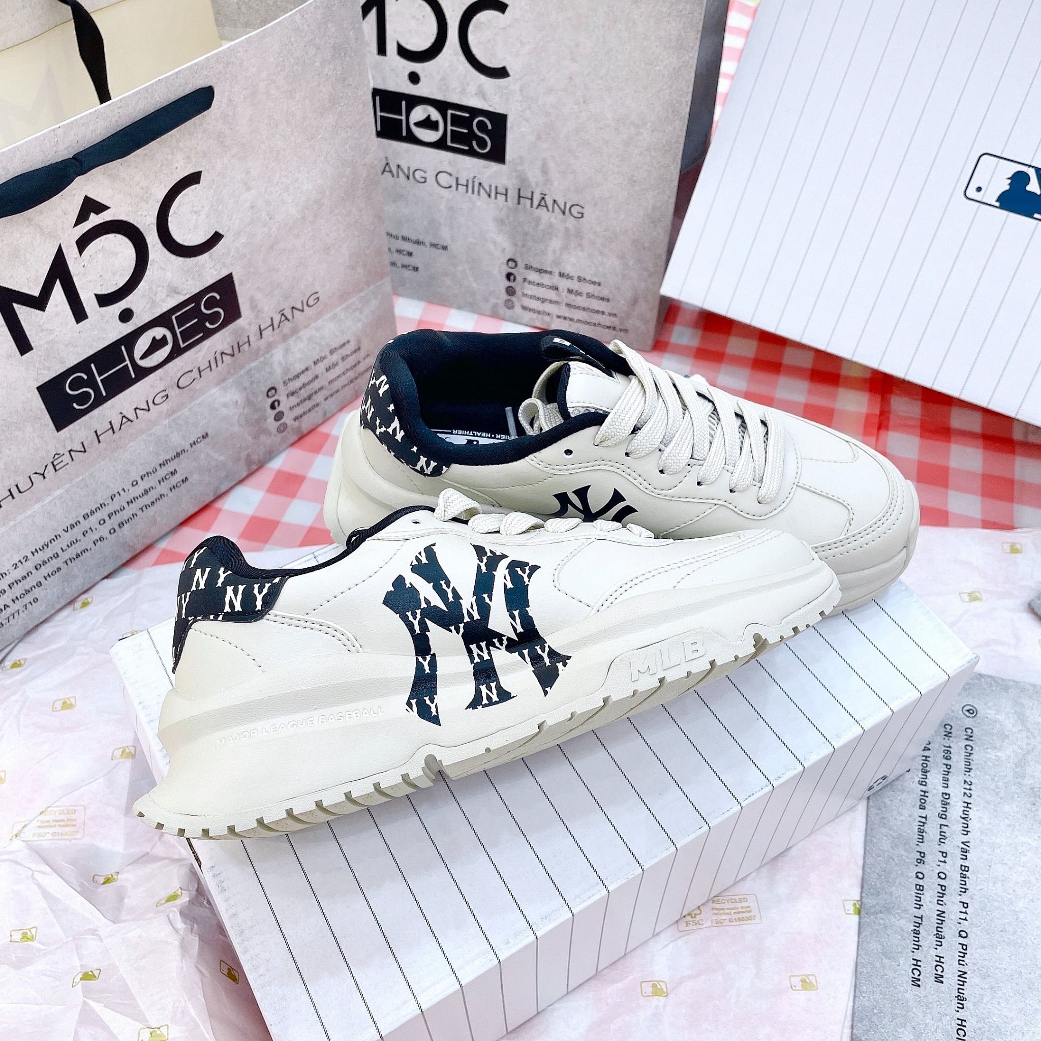 1401 - HÀNG CHÍNH HÃNG - GIÀY MLB CHUNKY RUNNER CLASSIC MONOGRAM NEW YORK YANKEES - TRẮNG/ĐEN - CODE: 3ASHRJ13N
