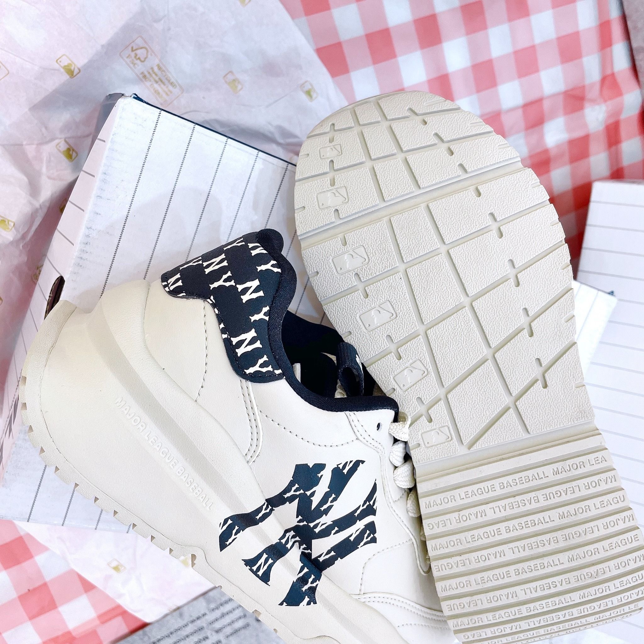 1401 - HÀNG CHÍNH HÃNG - GIÀY MLB CHUNKY RUNNER CLASSIC MONOGRAM NEW YORK YANKEES - TRẮNG/ĐEN - CODE: 3ASHRJ13N